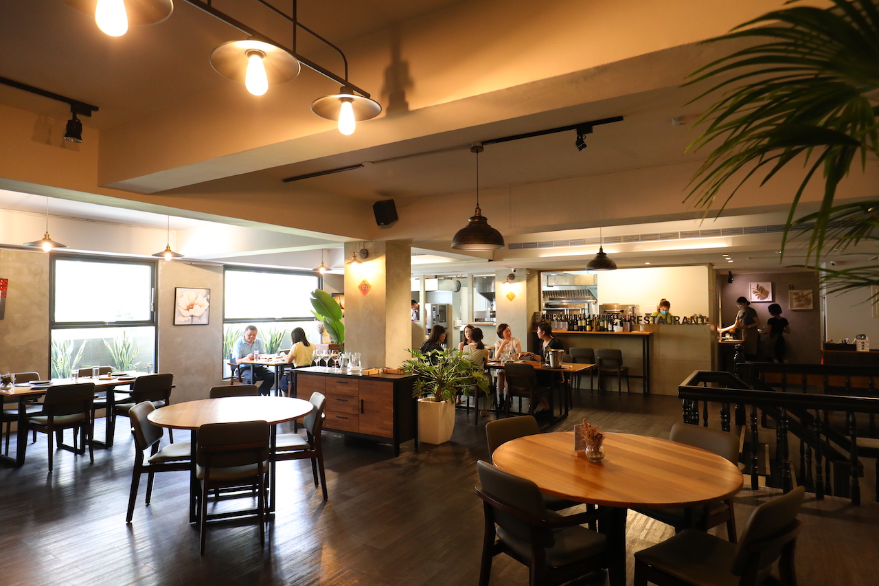 用餐空間採光明亮，桌距寬敞，空間很舒適。
