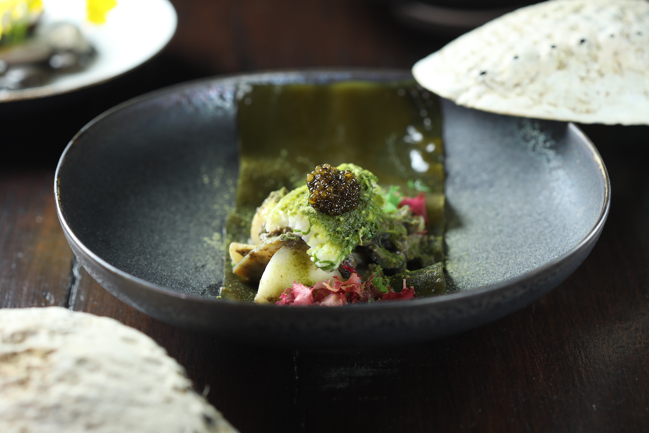 「魚子醬昆布蒸鮑魚」爽脆鮮鹹、旨味層疊，是海味Umami的大合奏。（3,280元套餐菜色）