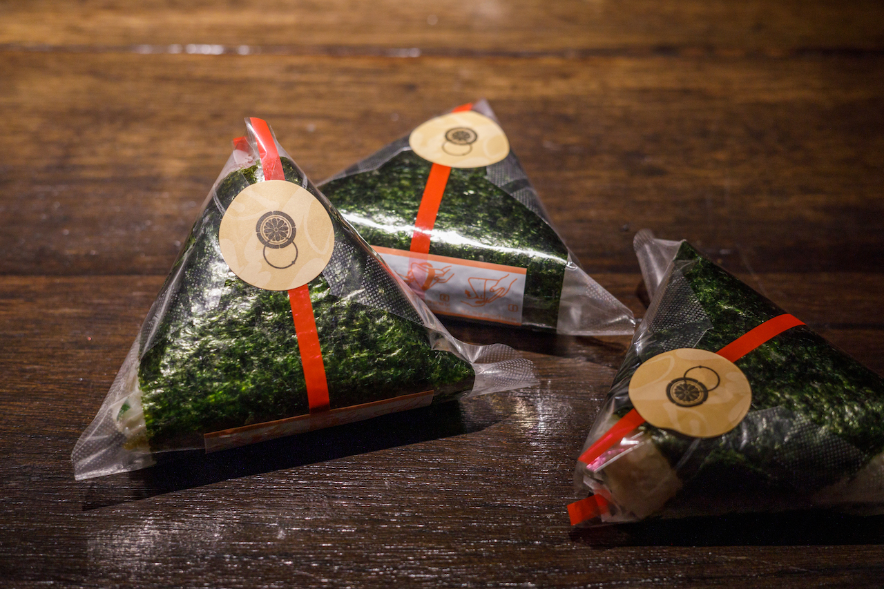 吃不完的釜飯會包成「御飯糰」外帶,打包細節也貼心。(攝影葉琳喬)