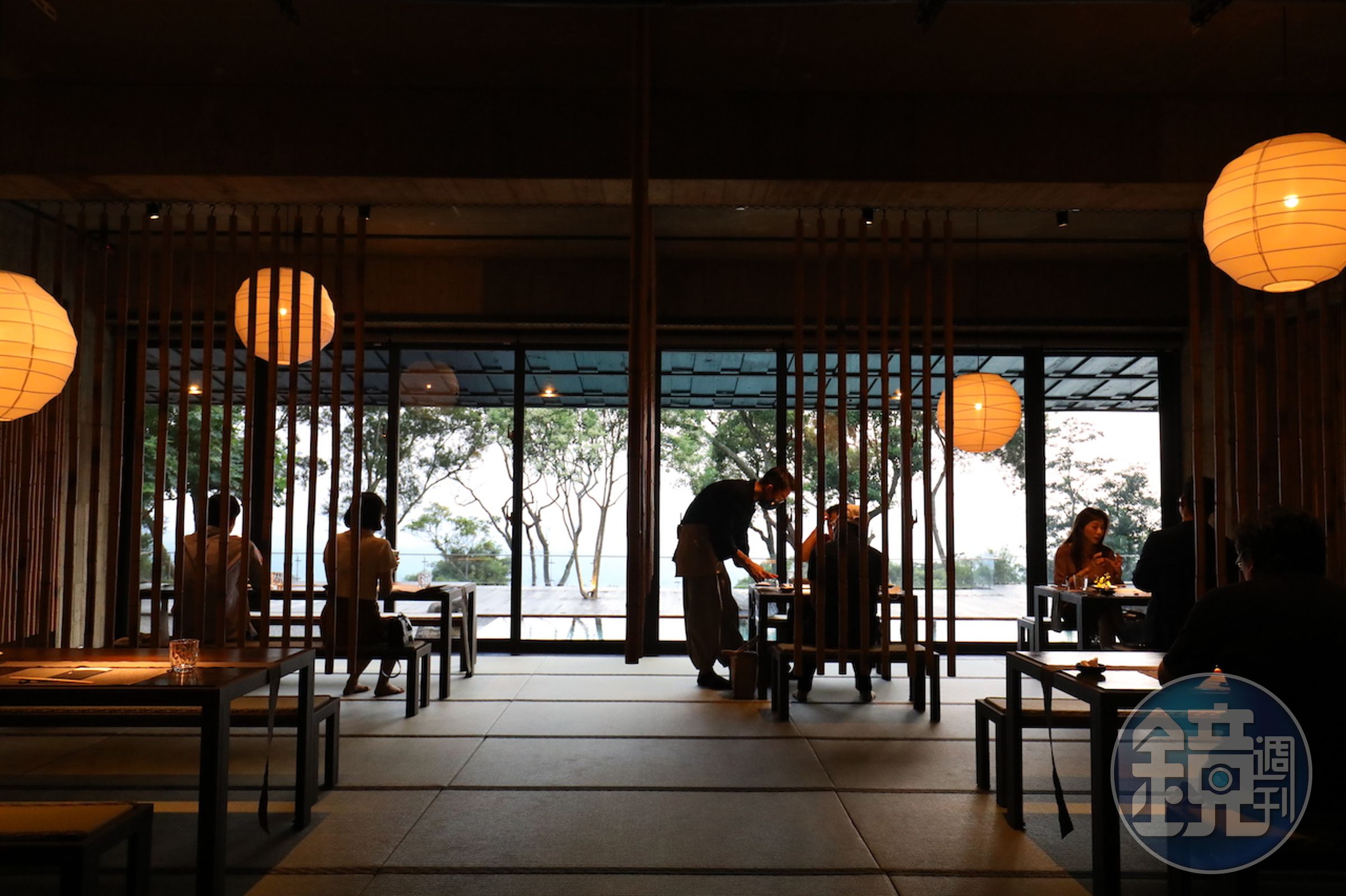 山色綠蔭映透進和宅用餐空間。