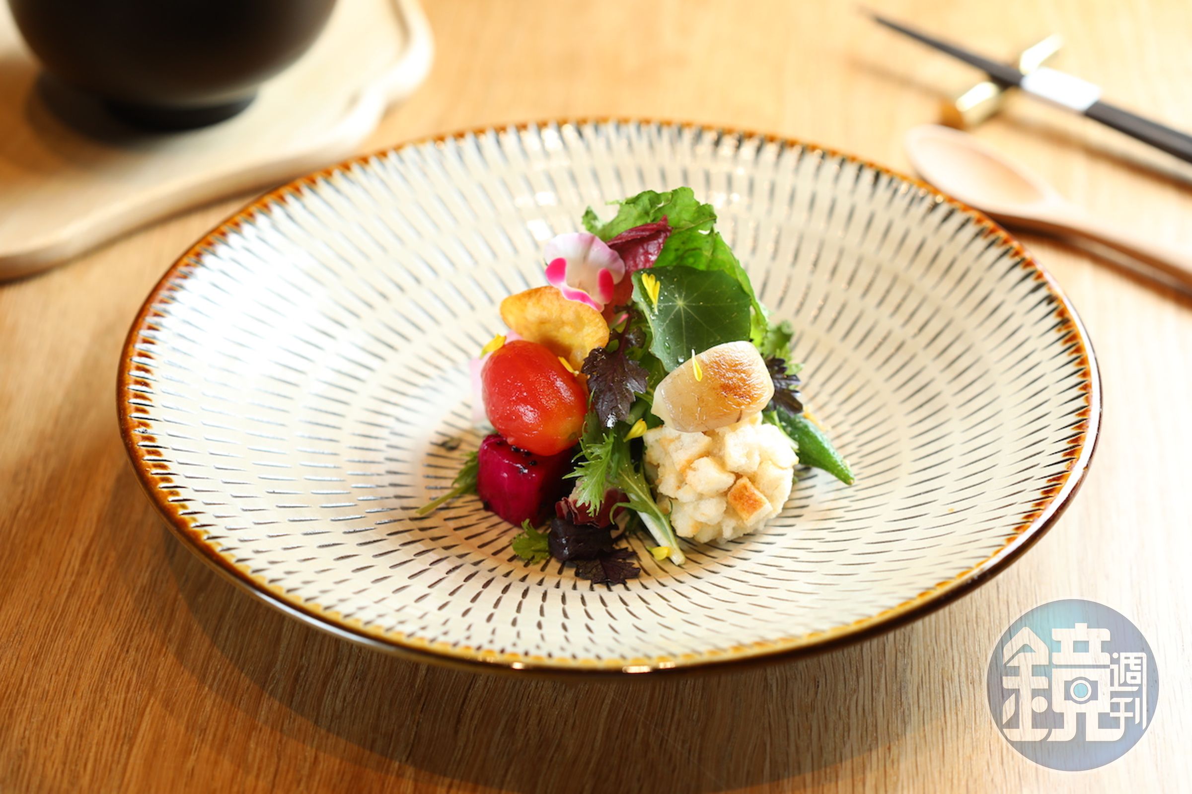 招牌中皿「野菜沙拉」翠亮潤澤，集結醃漬、乾燥、油炸和煎烤等技法，表現蔬果鮮脆苦甘等滋味。（3,500元套餐菜色）