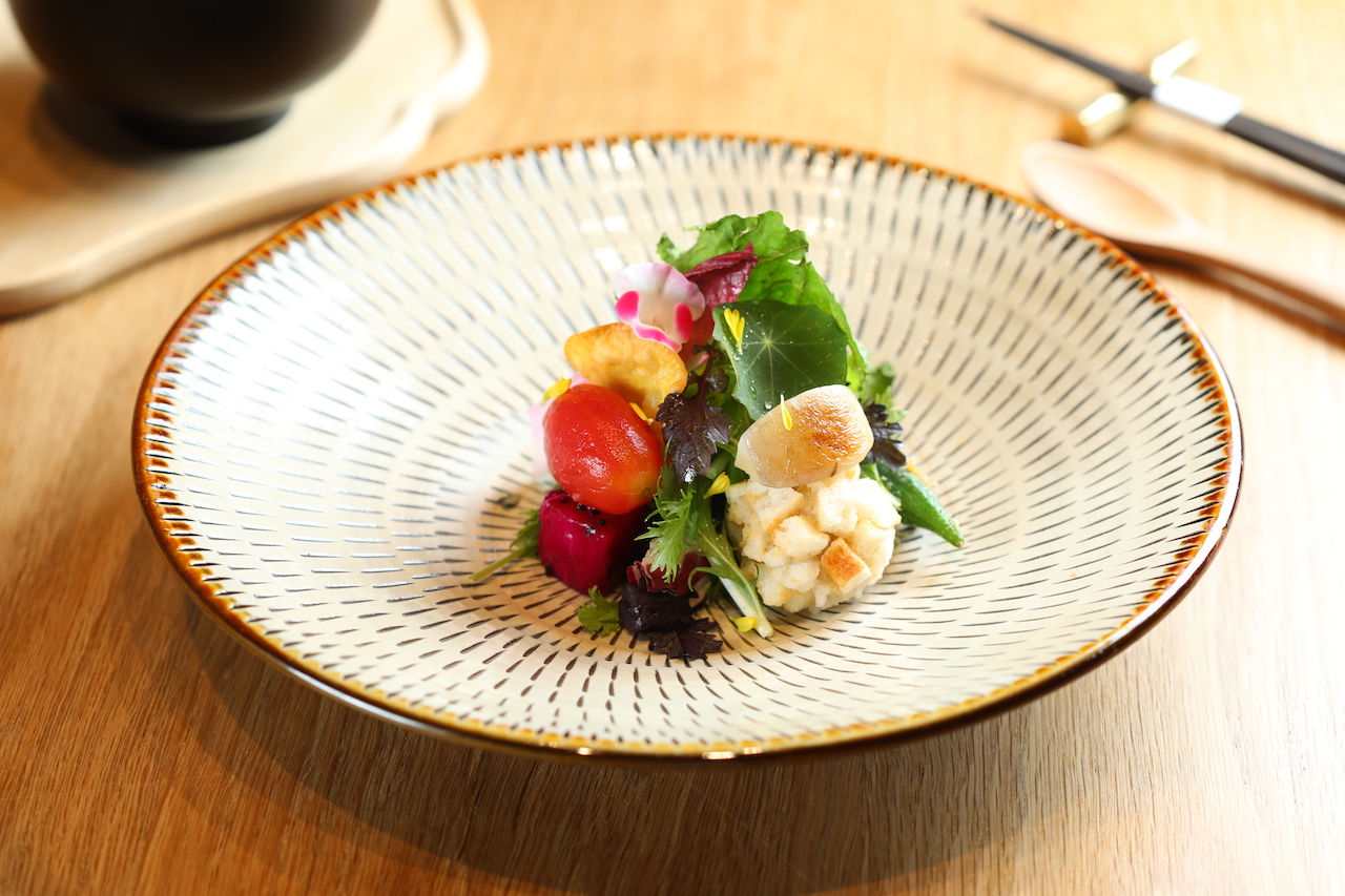 招牌中皿「野菜沙拉」翠亮潤澤，集結醃漬、乾燥、油炸和煎烤等技法，表現蔬果鮮脆苦甘等滋味。（3,500元套餐菜色）