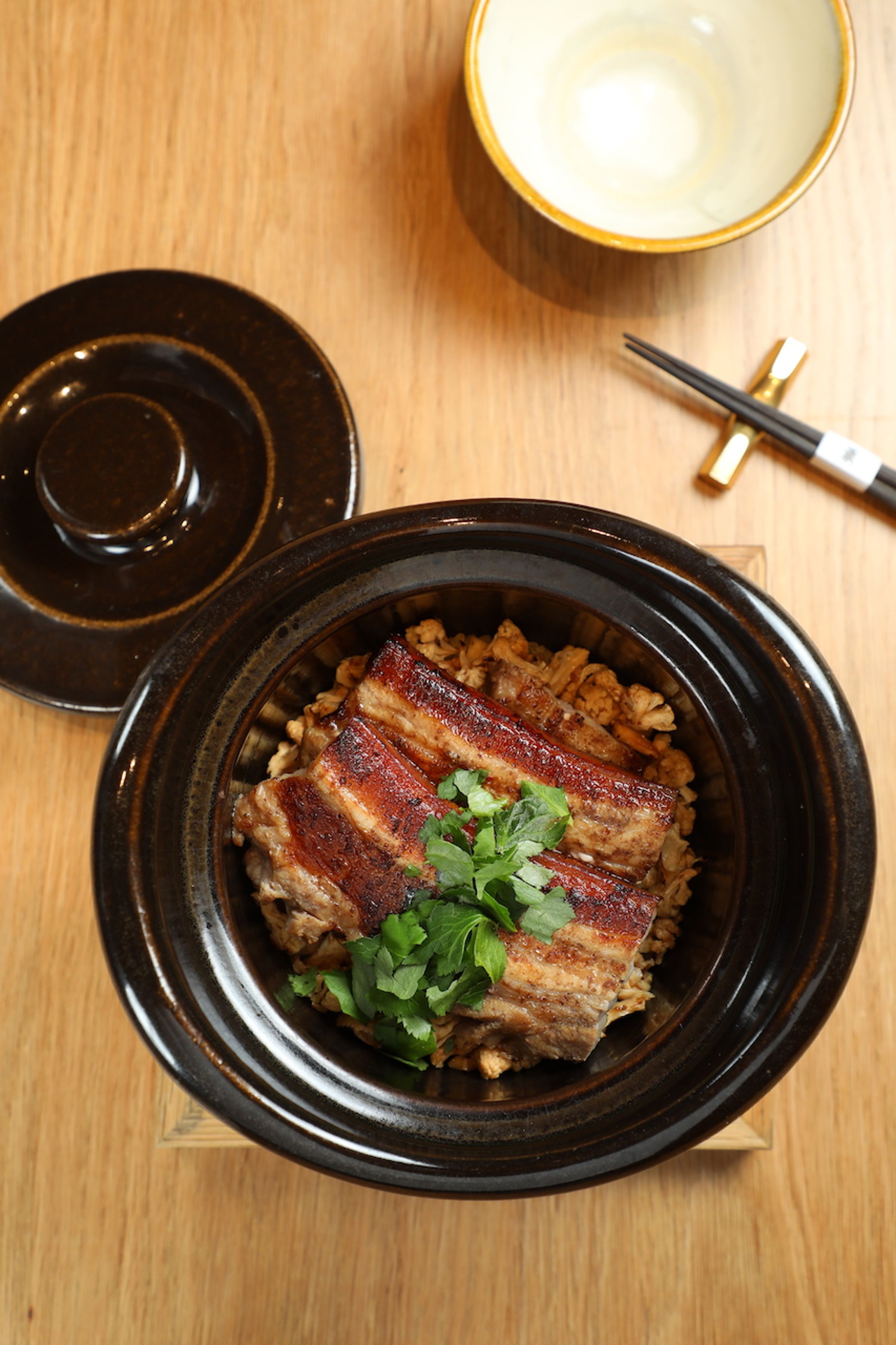 「御飯 葛瑪蘭黑豬」鋪上烤到恰恰的五花肉，還會端到客人桌邊秀菜。（3,500元套餐菜色）