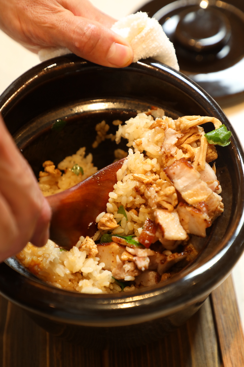 黑豬肉切片後與飯拌勻，米香及肉香纏著裊裊蒸煙逸散。