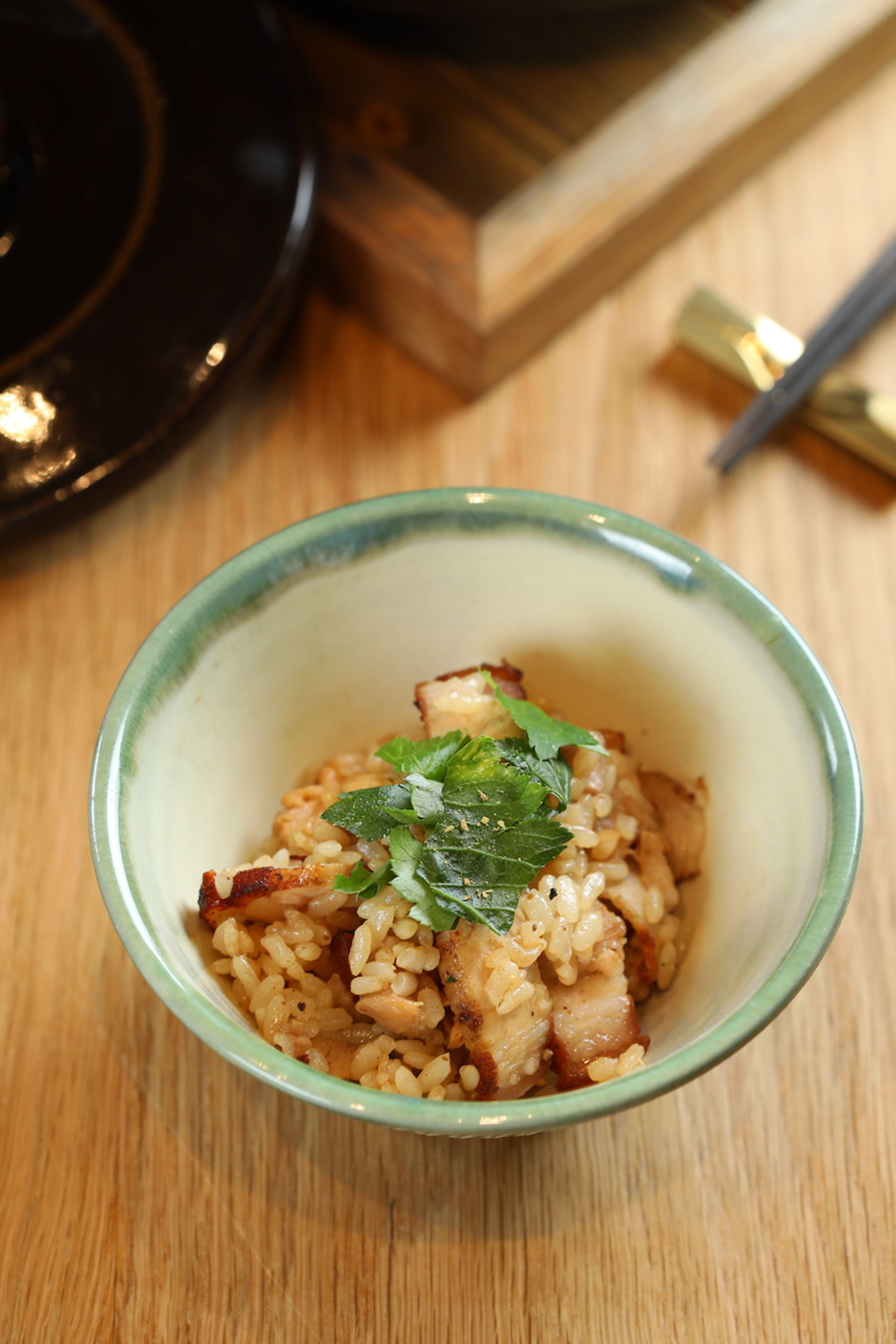 御飯裡的豬肉甜潤、花菜干爽脆，米粒吸潤脂油。