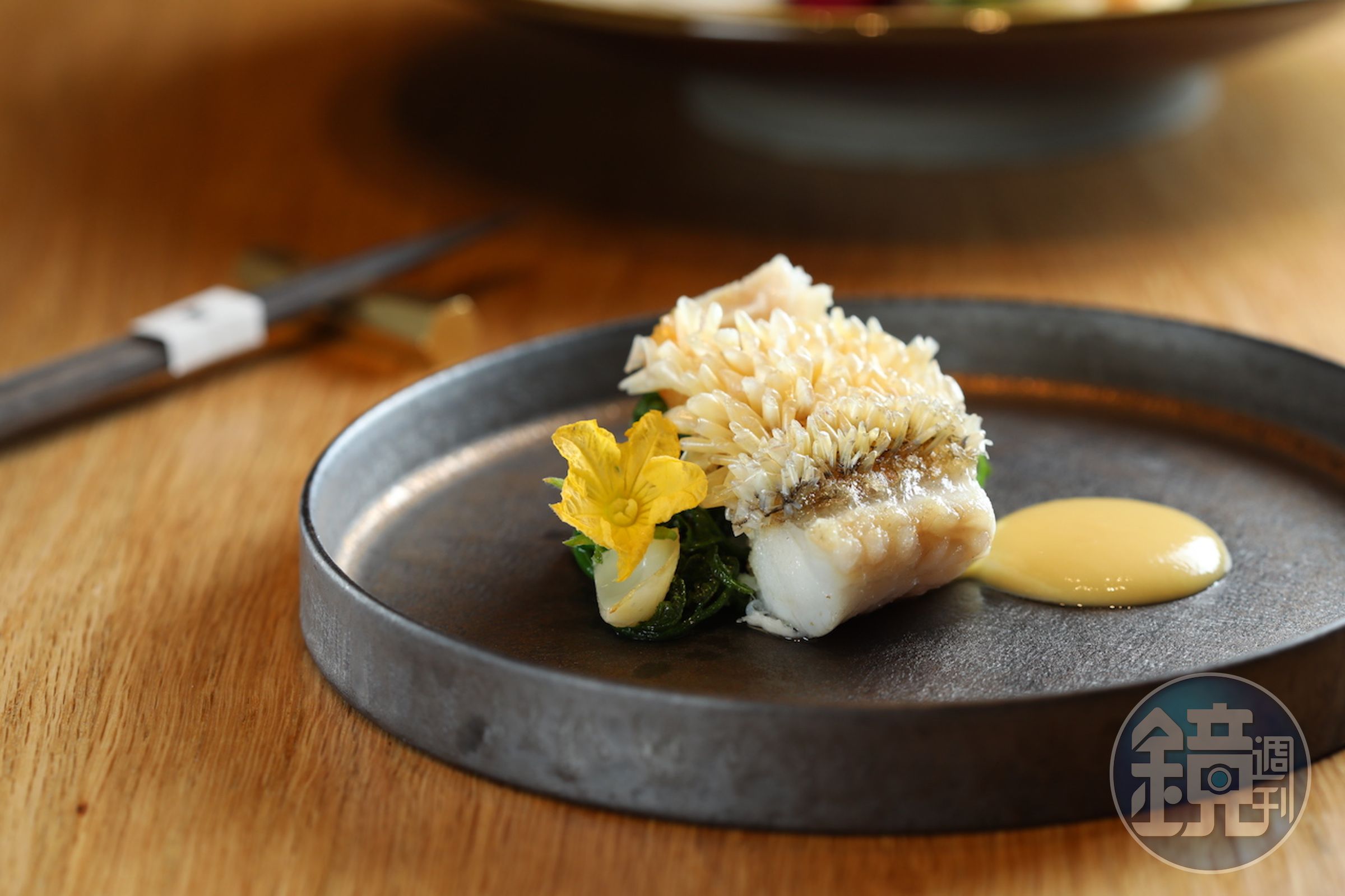 「燒物 甘鯛鱗燒」立鱗薄脆，魚肉酥潤，火候精準。（3,500元套餐菜色）