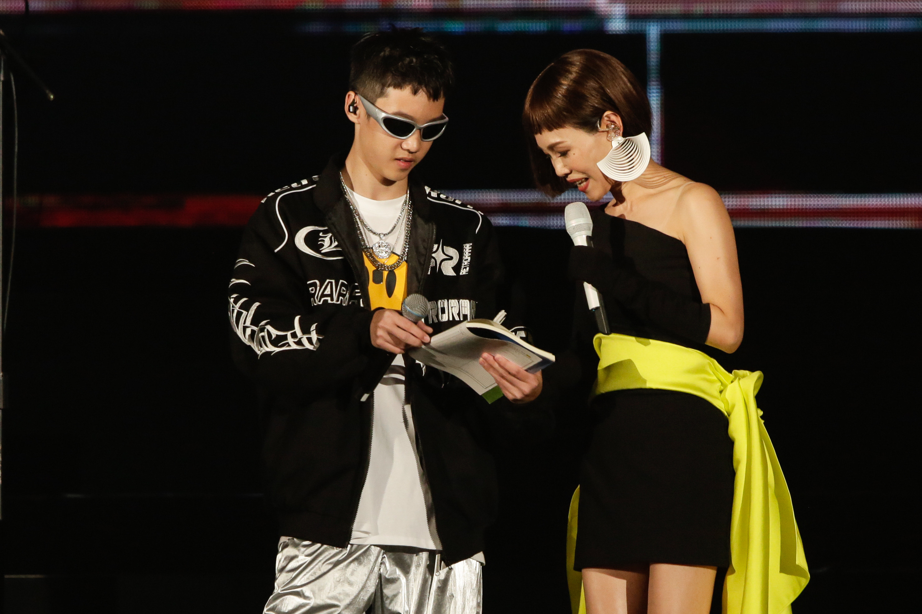 Branden問媽媽什麼時候回家，拿出聯絡簿要彭佳慧簽名。