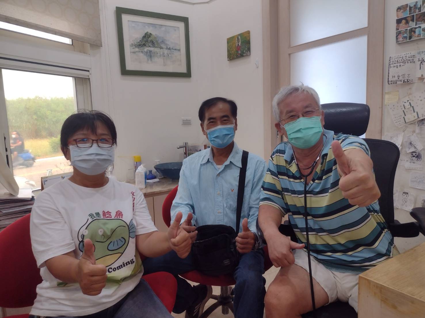洪添英、廖璟華拜訪澎湖前縣長高植澎尋求支持。(廖璟華提供)