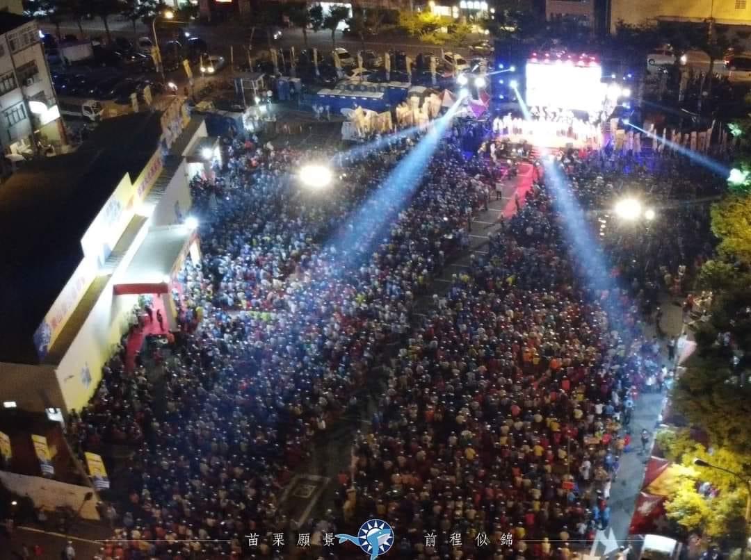 苗栗縣長候選人鍾東錦於昨（1日）舉辦「萬人造勢晚會」，擠爆總部前廣場。（鍾東錦競總提供）