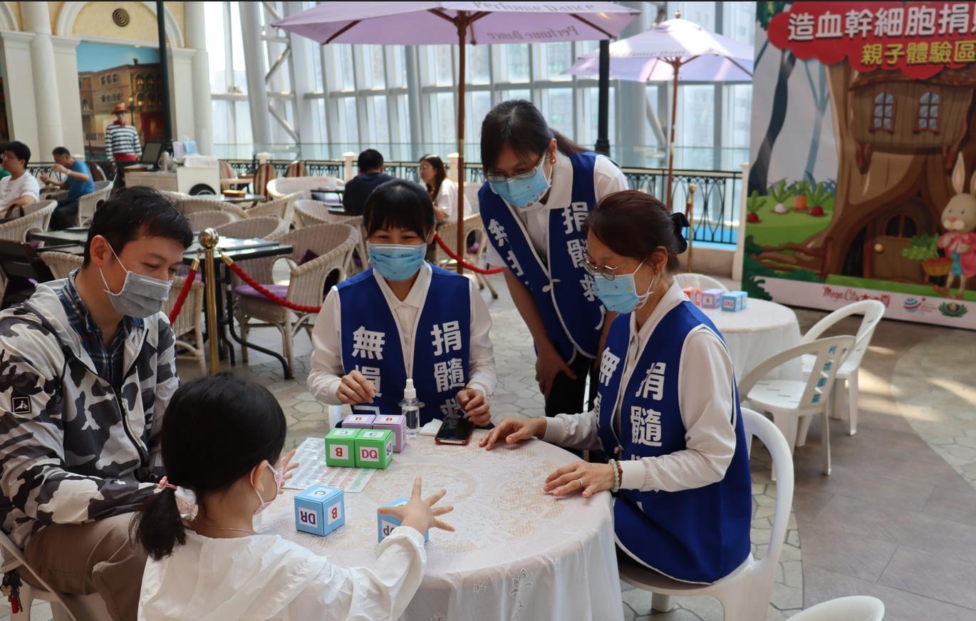 慈濟昨(1日)上午在板橋大遠百9樓親子體驗區,規劃「玩桌遊、聽故事」闖關遊戲。(慈濟基金會提供)