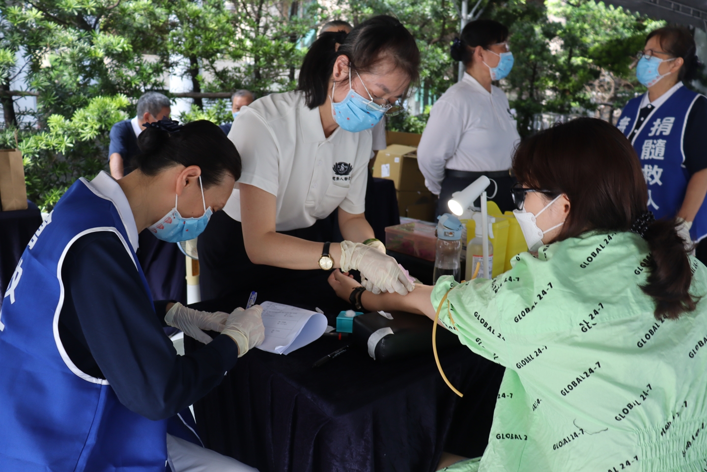 來自台南目前在台北求學、就讀大三的陳同學，認為父母給她健康的身體，要好好利用行善助人的機會。（慈濟基金會提供）