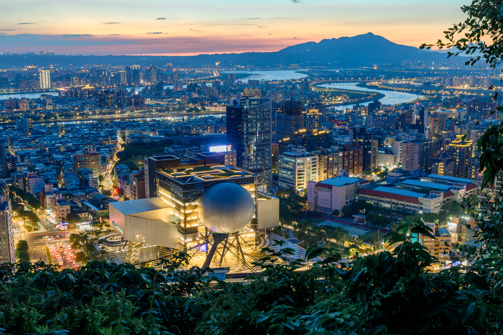 由荷蘭籍設計團隊OMA操刀設計的「臺北表演藝術中心」，2021年被CNN評選為全球最具顛覆性的八大建築之一。