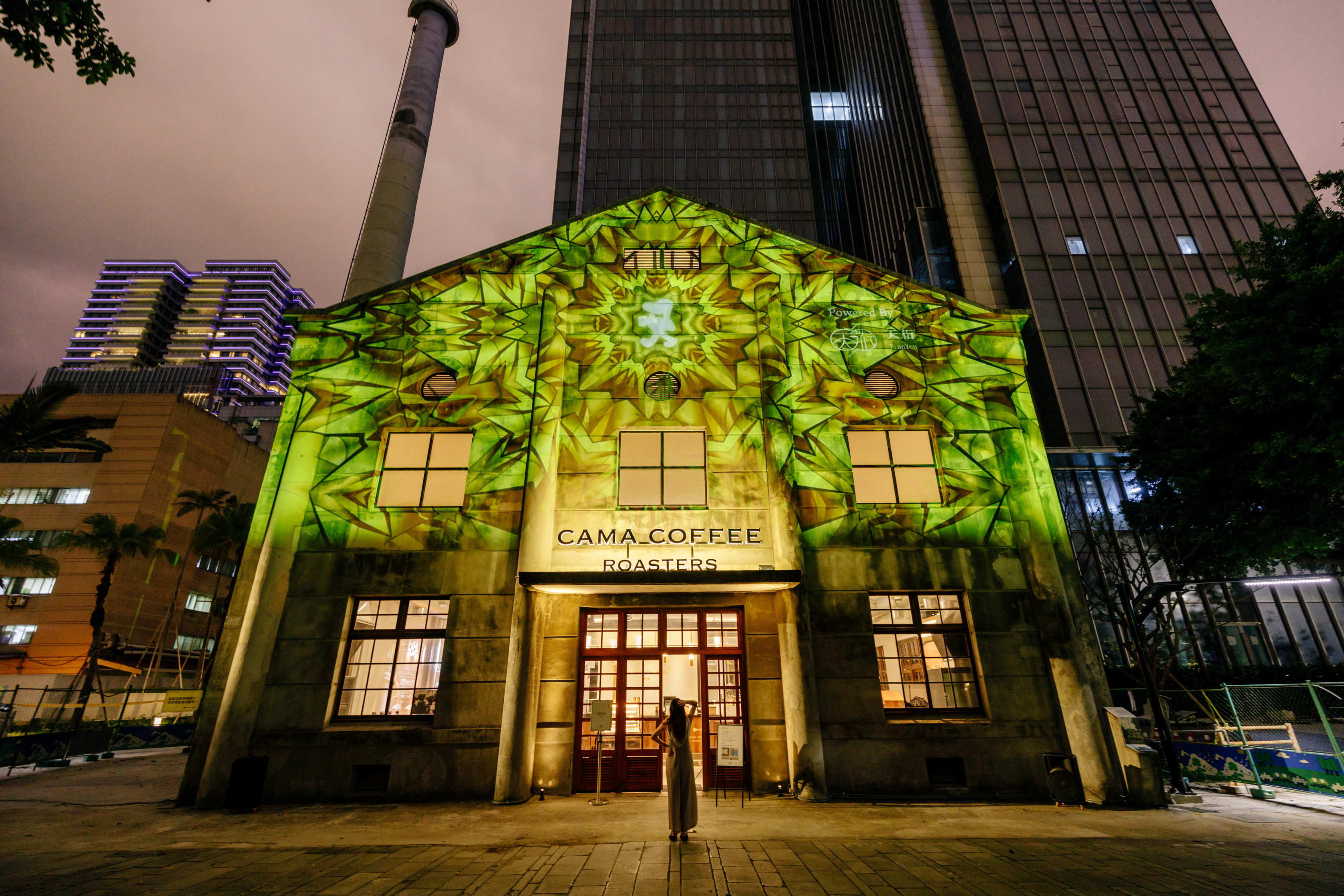 強力推薦待到夜幕低垂時分，欣賞獨特的建築光雕秀。