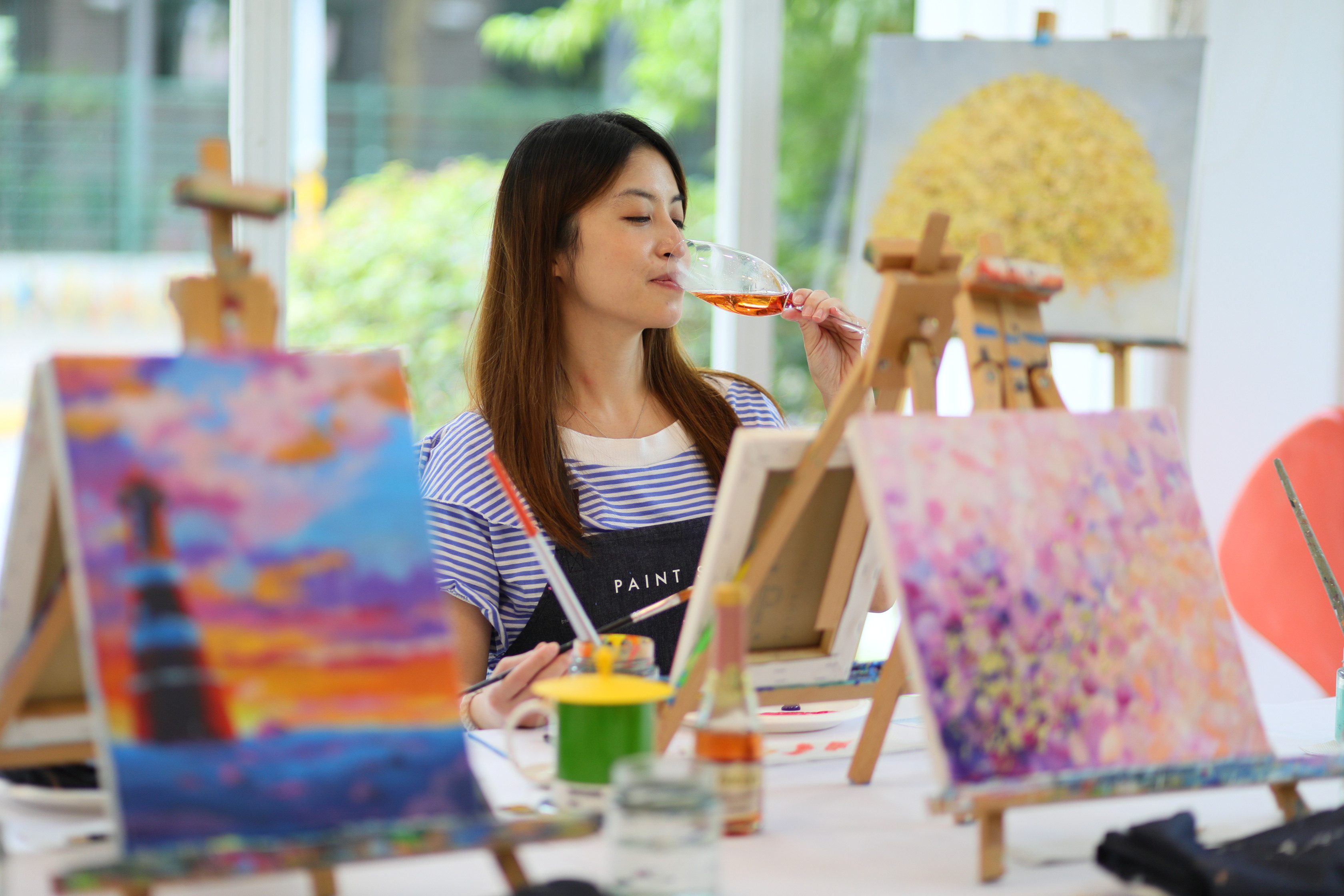 畫室最大特色是「藝術生活化 」的理念，因此鼓勵大家輕鬆品嘗美酒或飲品，一邊進行創作，飲品都由創辦人精心挑選。