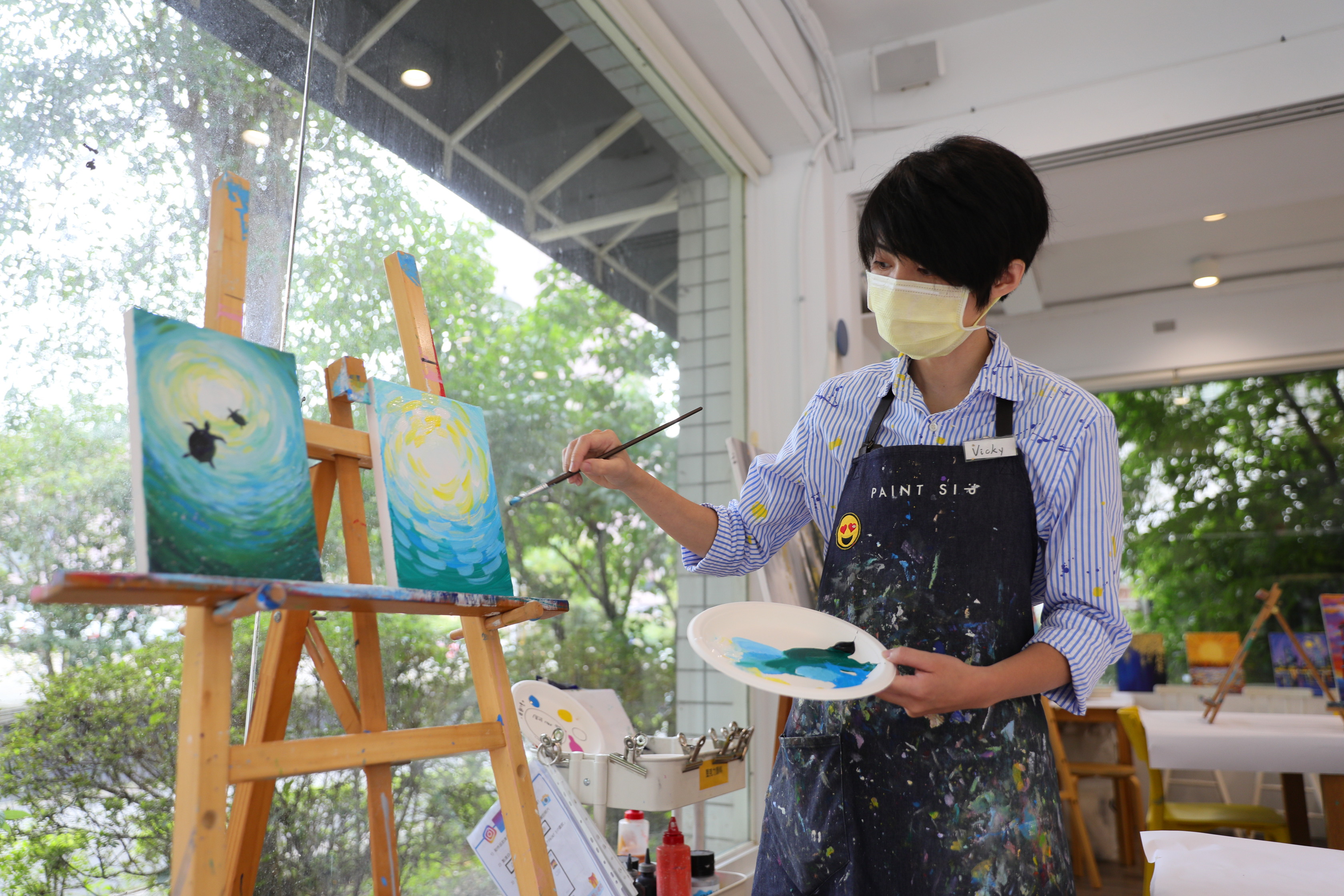 畫飲藝術顧問Vicky專業又熱情,讓體驗者能安心且有自信的學習。
