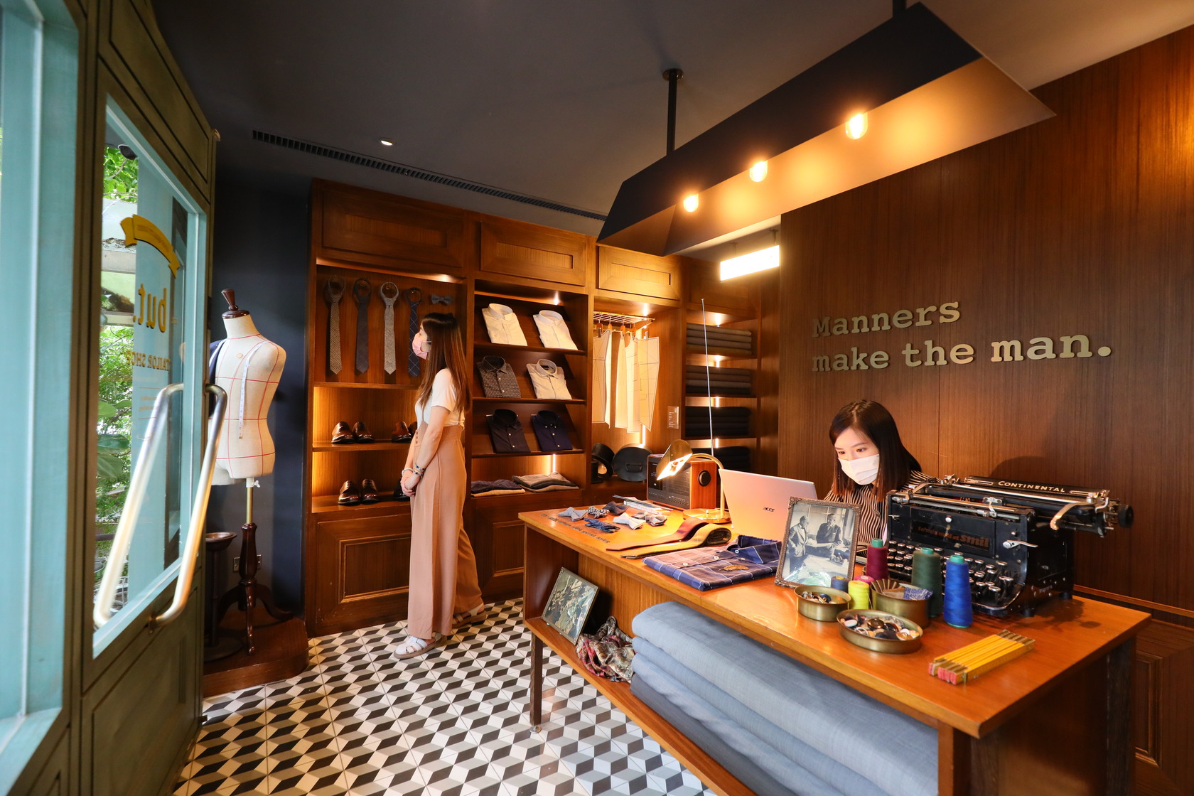 這家「西服店」賣的並不是西服。