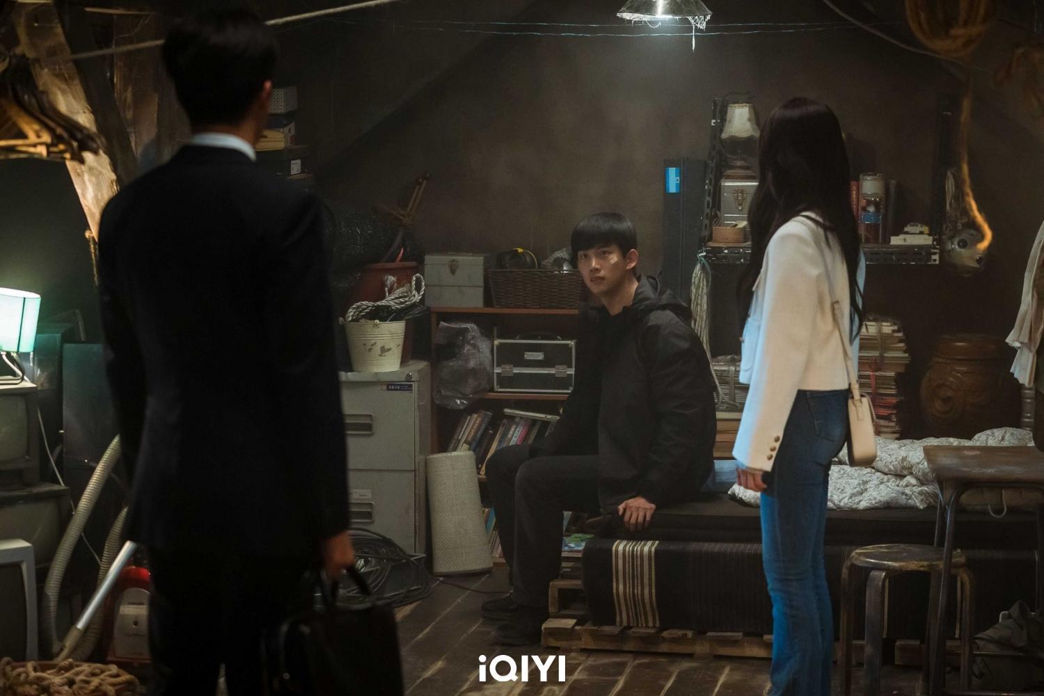 河錫辰（左）、玉澤演（中）與鄭恩地3人難得齊聚一個場景。（愛奇藝國際站提供）