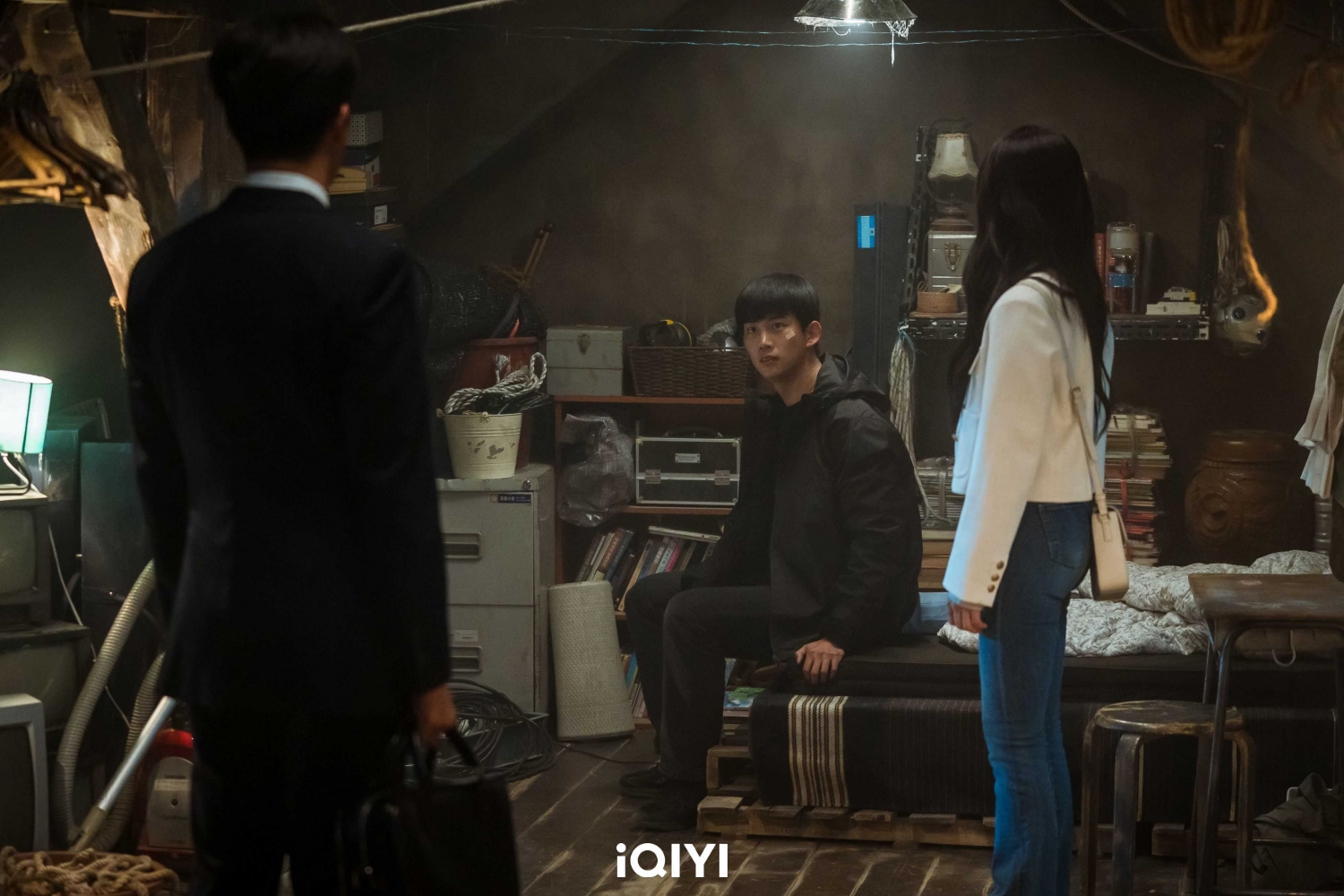 河錫辰（左）、玉澤演（中）與鄭恩地3人難得齊聚一個場景。（愛奇藝國際站提供）