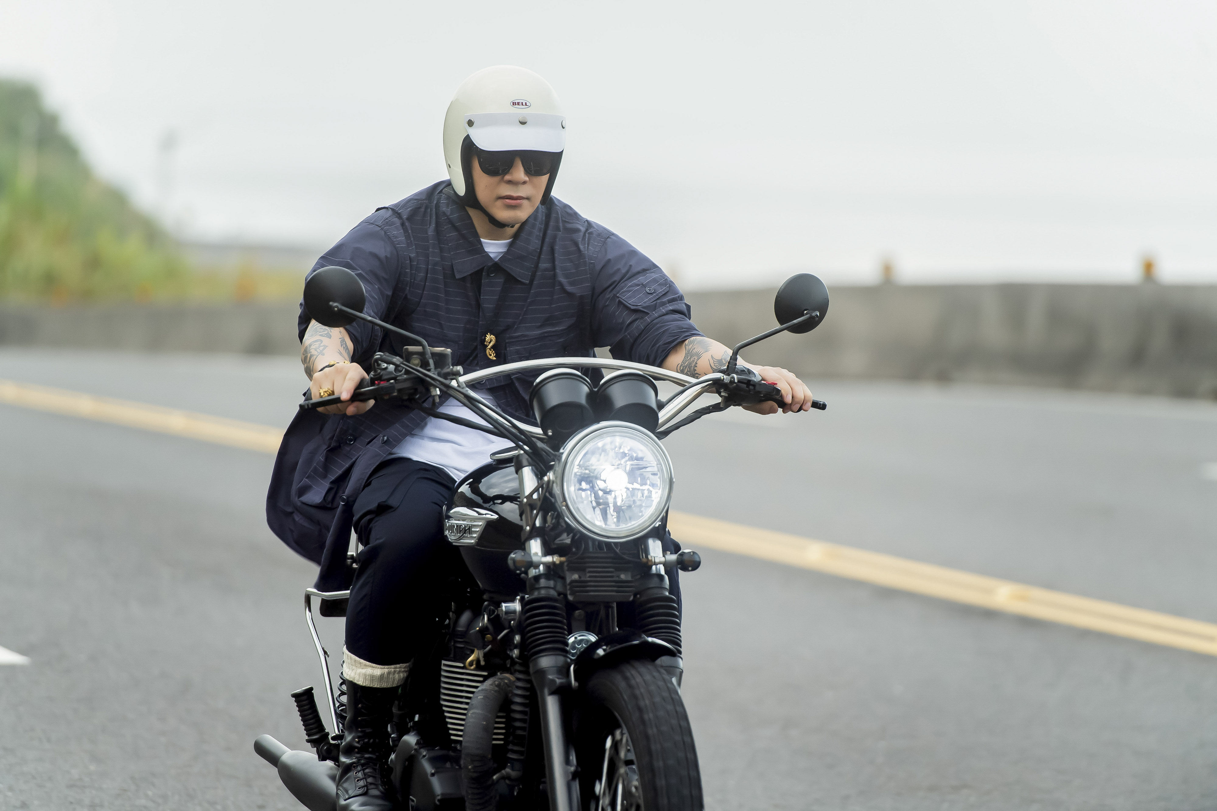 具俊曄騎上重機，深情詮釋點睛品Infini Love Diamond形象片。（點睛品提供）