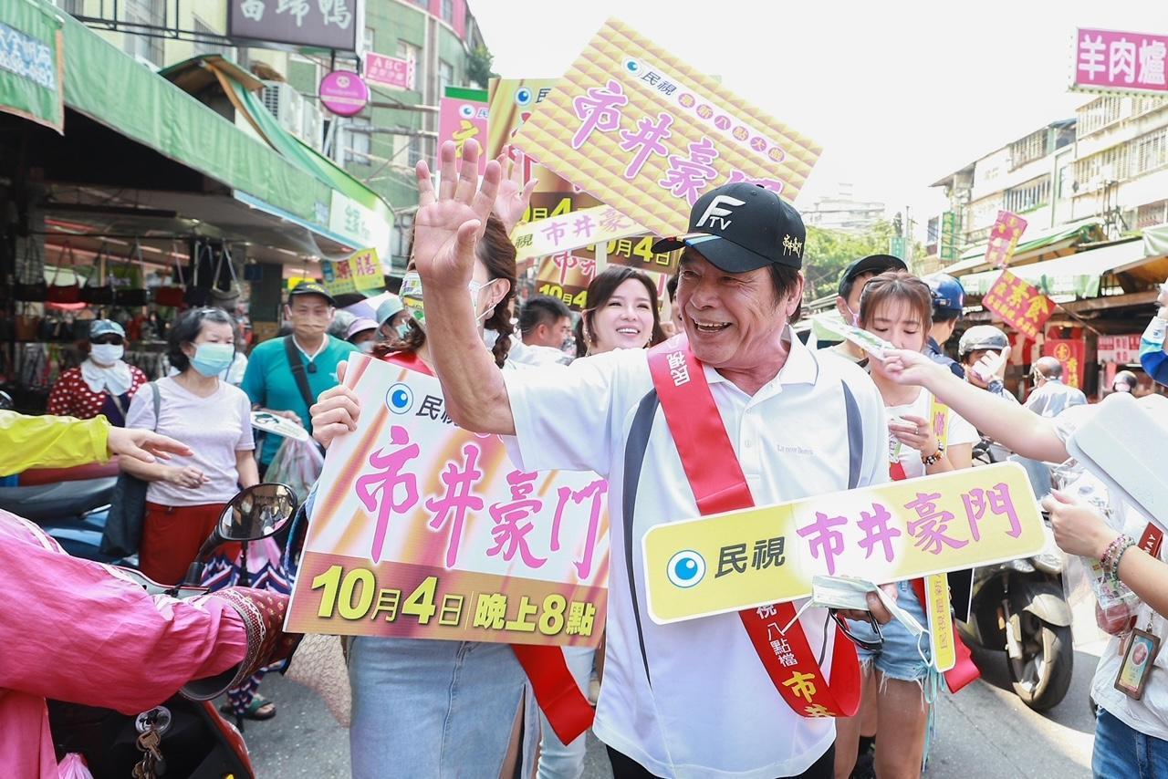 雷洪在市場獲得民眾歡呼。(民視提供)