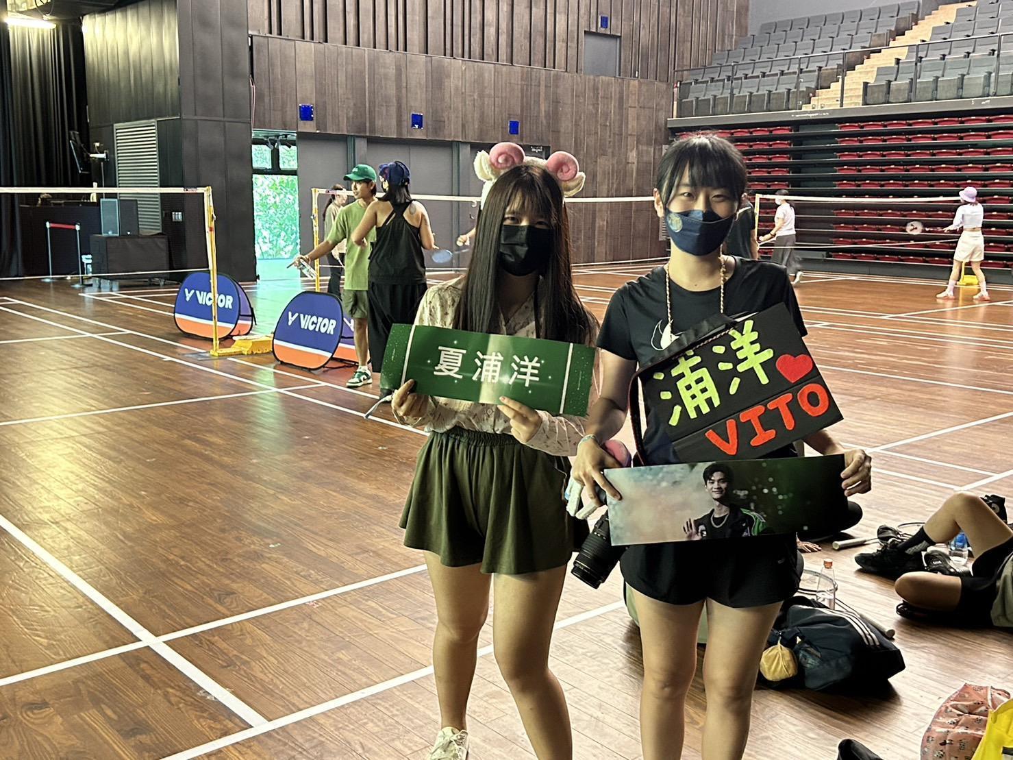 夏浦洋的粉絲特地到《來雲門遙滾》看偶像打球,應援道具一應具全。(讀者提供)