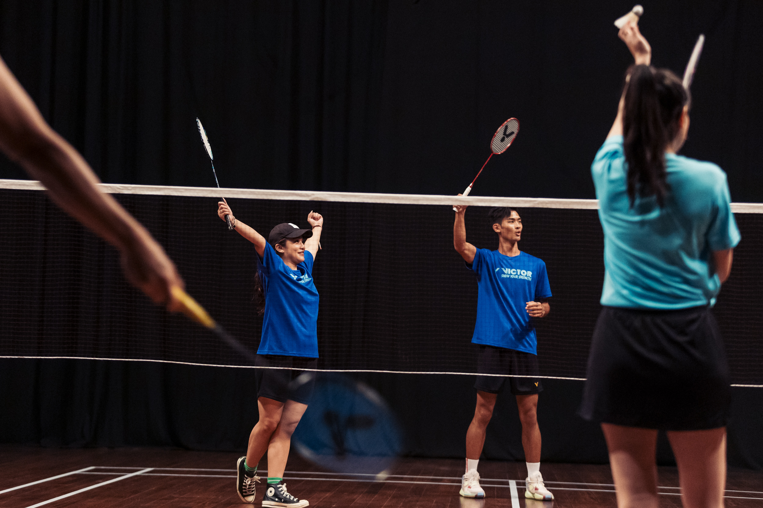 原子少年夏浦洋（右二）在「只開兩天體育館」活動的羽球賽取得勝利。（雲門提供）