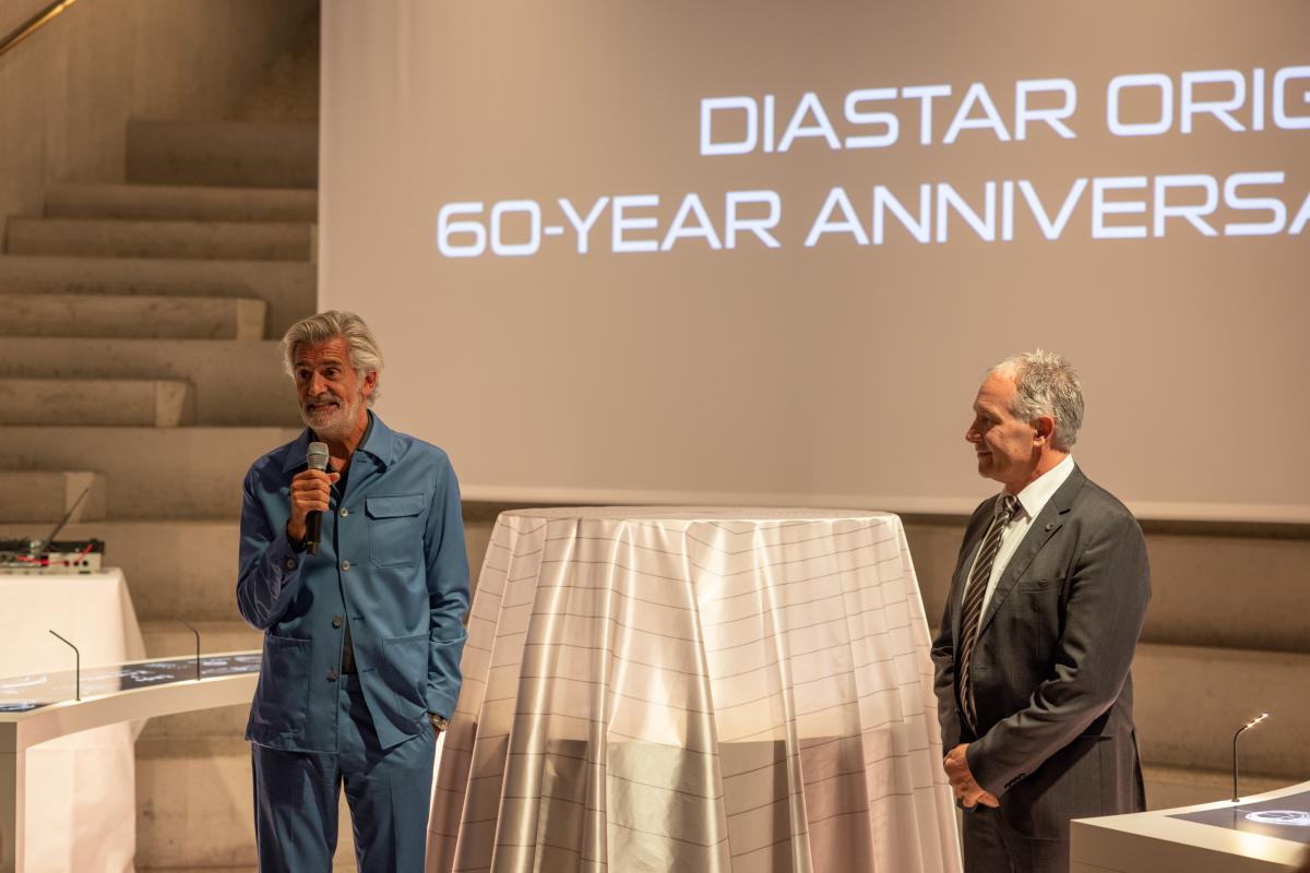 設計師Alfredo Häberli（左）與RADO總裁Adrian Bosshard（右）準備為 RADO DiaStar 60週年紀念錶款揭幕。