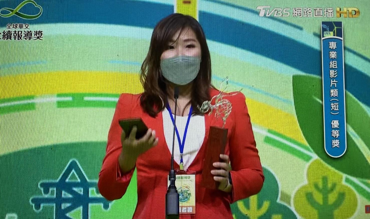 由鏡電視記者戴佳儀、蘇弘杰製作的《迎戰氣候變遷 台灣鯛翻身外銷全球》專題也獲得「專業短影片獎」優等獎。(翻攝TVBS)