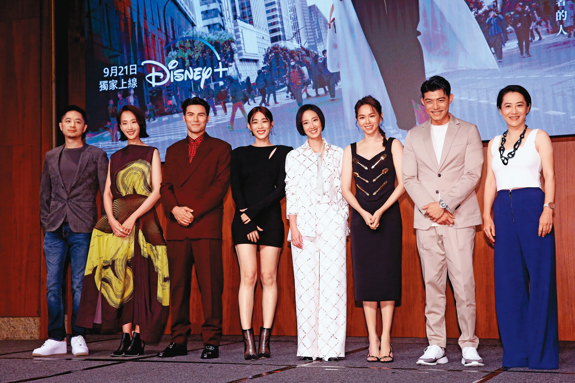 格帝集團執行長賴宇同（左起）率演員陸明君、鳳小岳、林思宇、桂綸鎂、夏于喬、王柏傑及導演李芸嬋，出席新戲上線記者會。