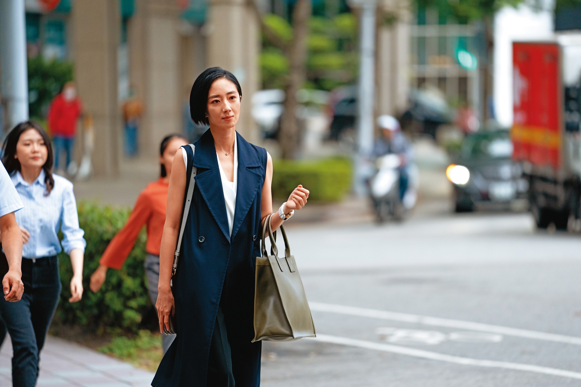 桂綸鎂在《台北女子圖鑑》中展現都會及時尚氣質。(Disney+提供)