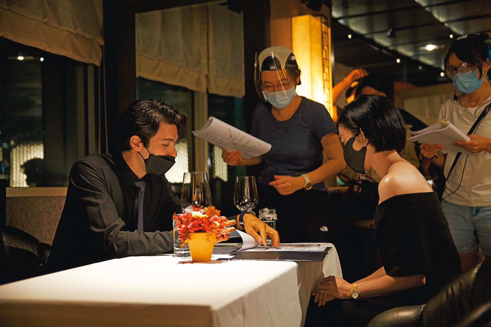 劇組去年因疫情停拍3個月，9月復工，設立防疫小組，鳳小岳（左起）、導演李芸嬋及桂綸鎂工作時皆嚴格遵守規定。（Disney+提供）