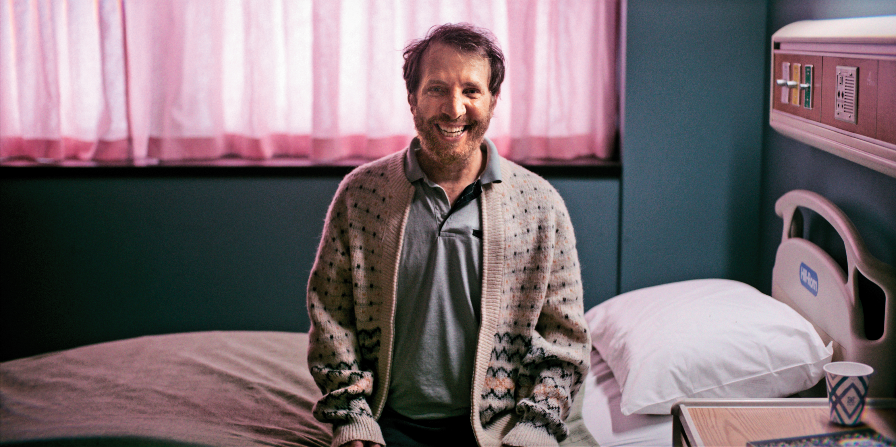 因不明原因瞬間切換出的燦爛笑顏背後卻有可怕的駭人祕密，成功令觀影者愈看愈坐立不安。（UIP提供）