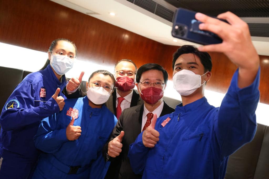 香港特首李家超（右二）昨出席慶祝73週年國慶文藝晚會，與3名香港太空館「少年太空人體驗營」的前學員聊天。（翻攝自李家超臉書）