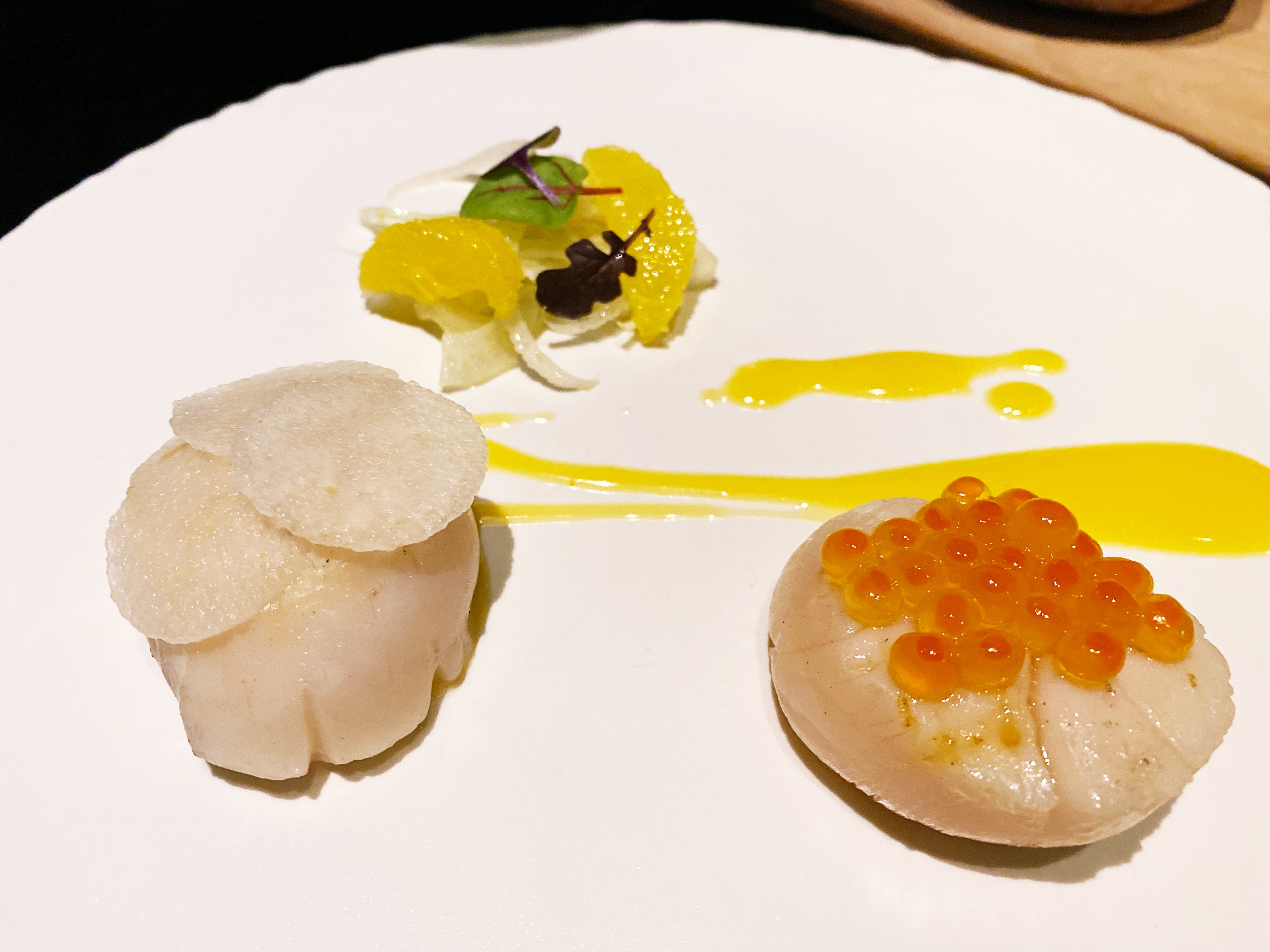 前菜「北海道干貝」，以日本北海道生食干貝以炭火高溫炙烤。（650元／份）