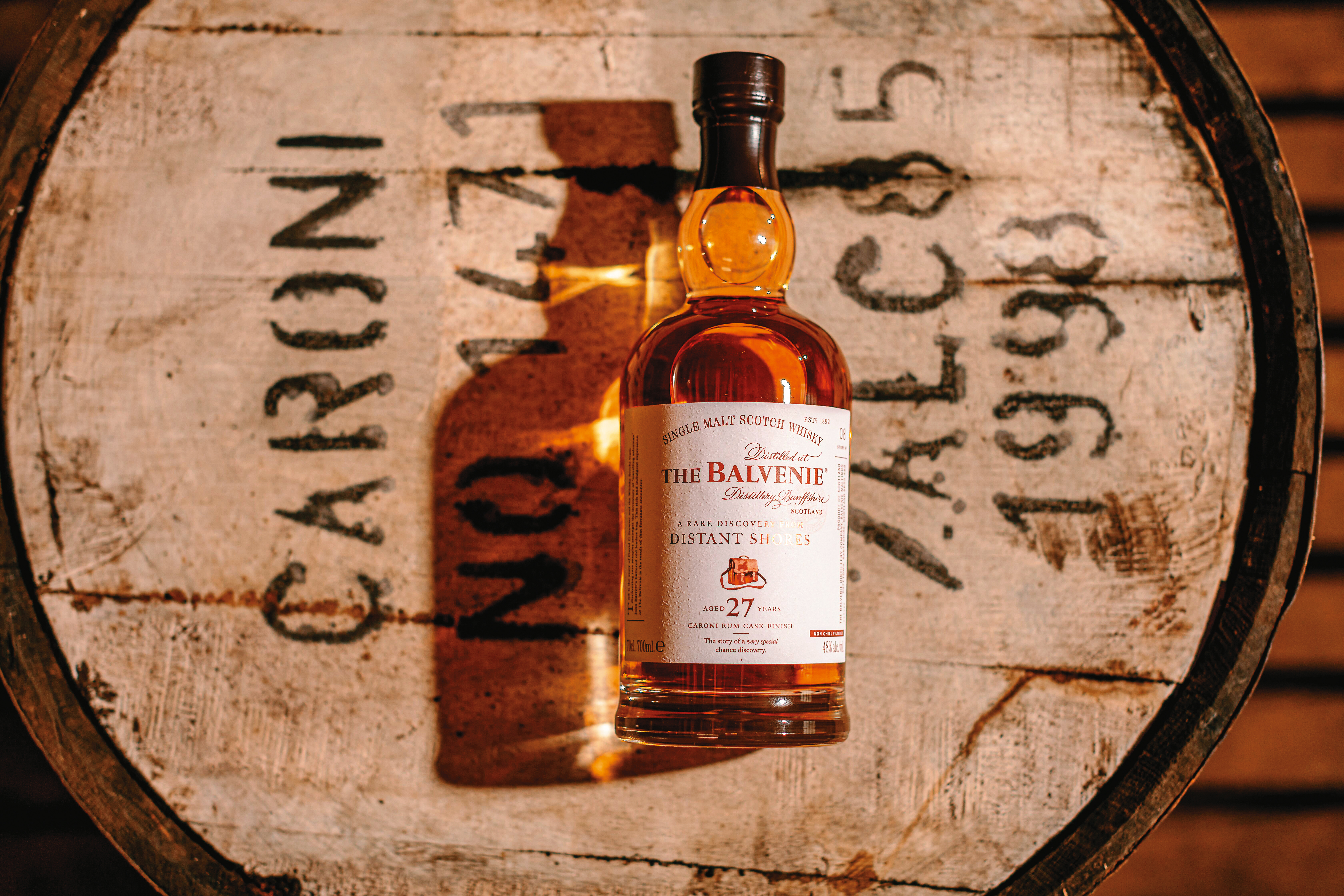 前幾波上市都有很好銷售成績的「百富故事系列」這次推出27年濱海尋秘，以稀有的Caroni蘭姆酒酒桶過桶，再顯首席釀酒師神技，創造令人驚豔的風味。