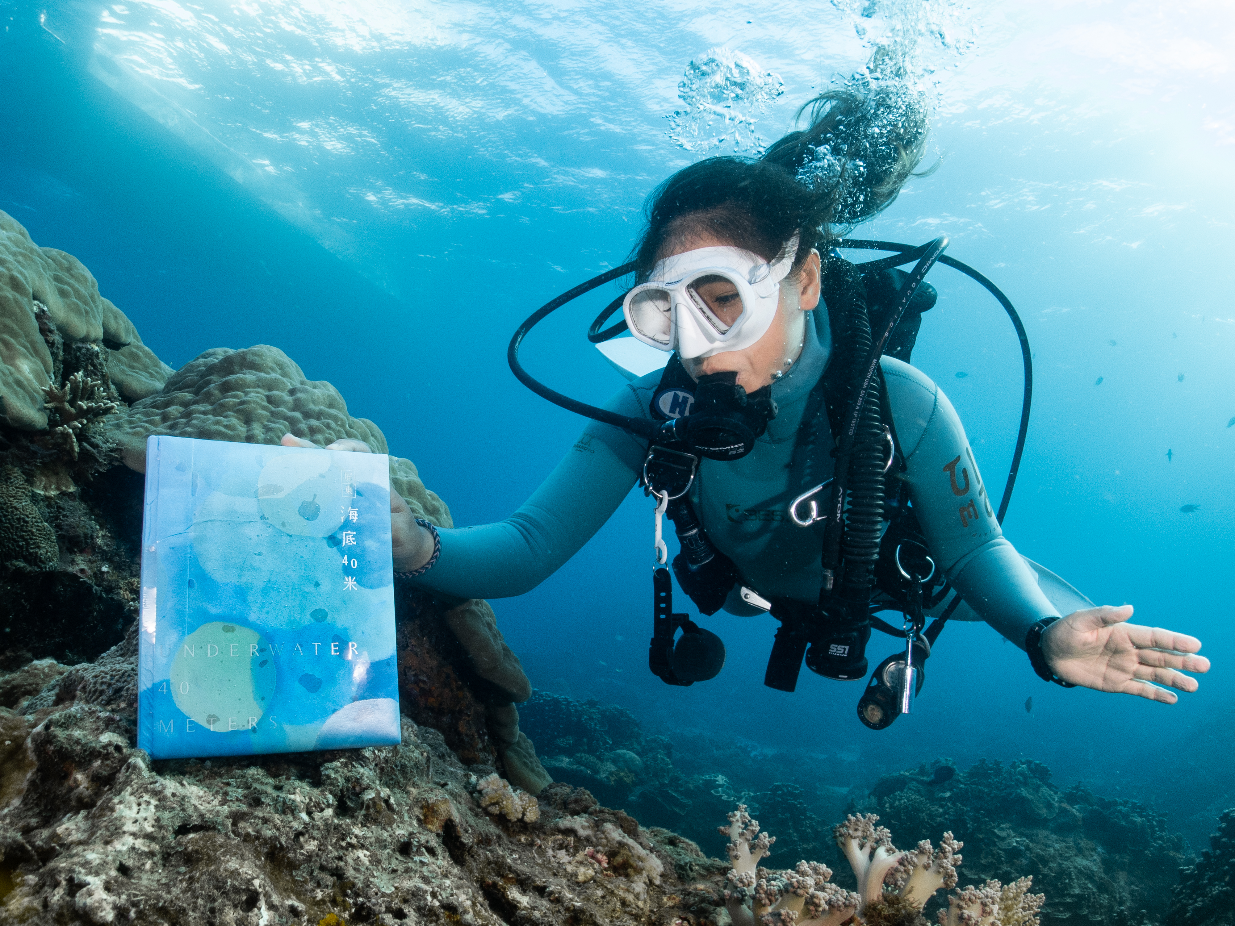參加完屏東縣政府新書《屏東海底四十米》發表會後，記者們跟著一起下海潛水。（屏東縣政府提供） 