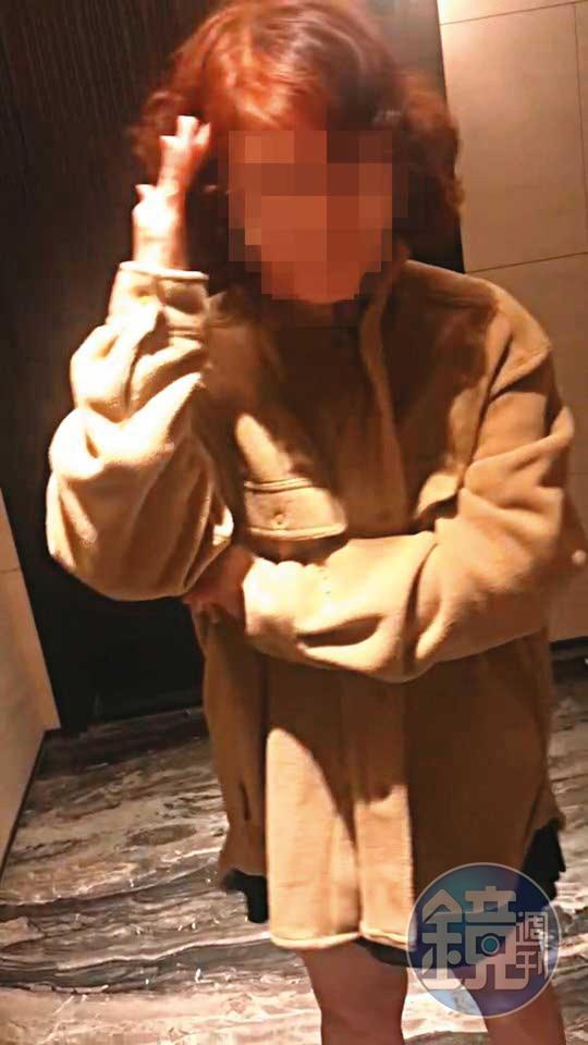 住戶受不了王子和友人半夜吵鬧,偕保全按門鈴後,卻是邱母(圖)出面道歉。(讀者提供)
