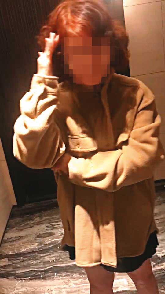住戶受不了王子和友人半夜吵鬧，偕保全按門鈴後，卻是邱母（圖）出面道歉。（讀者提供）