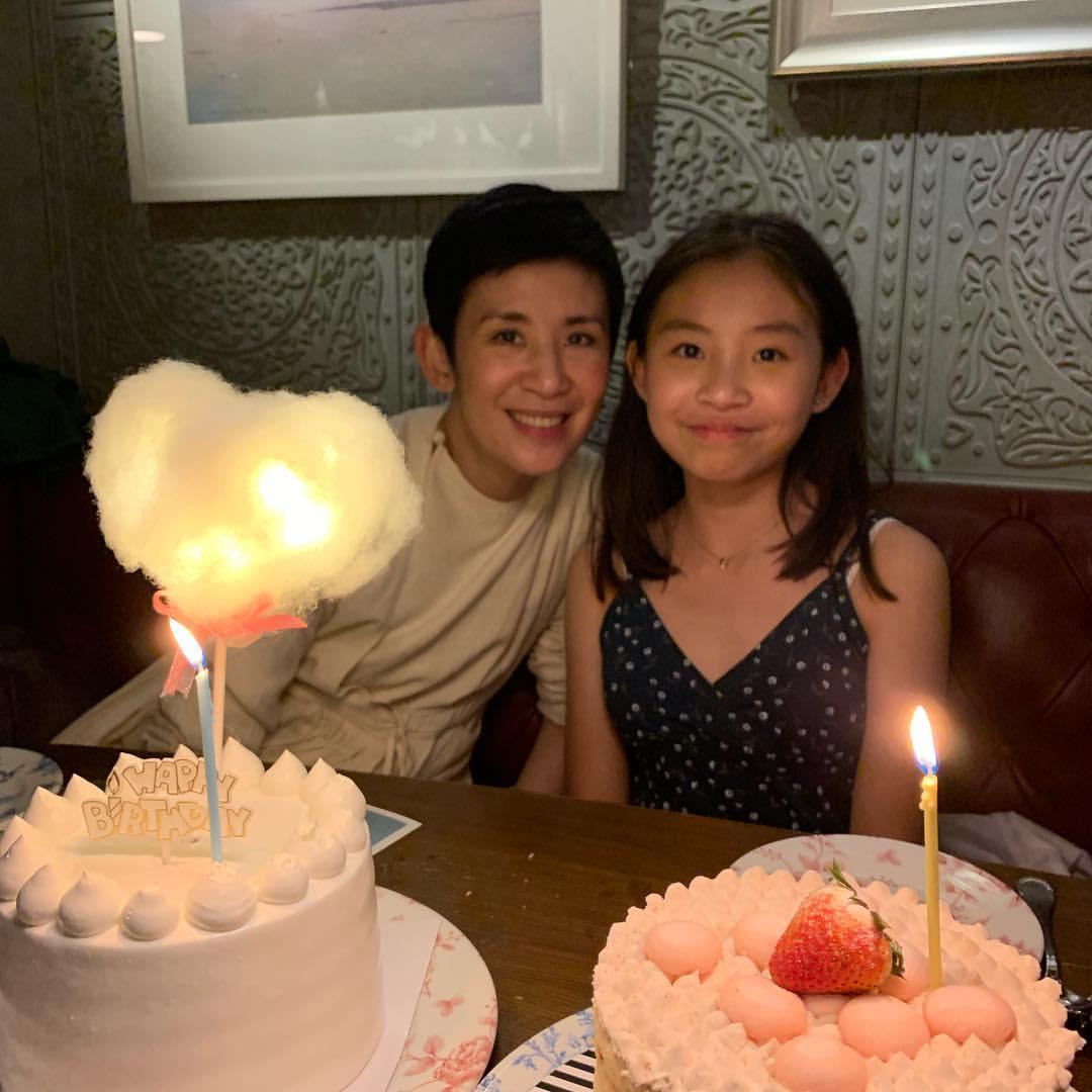16歲的陳是知以往在父母保護下甚少曝光,如今長得亭亭玉立,吳君如也不吝帶她出鏡。(吳君如IG)