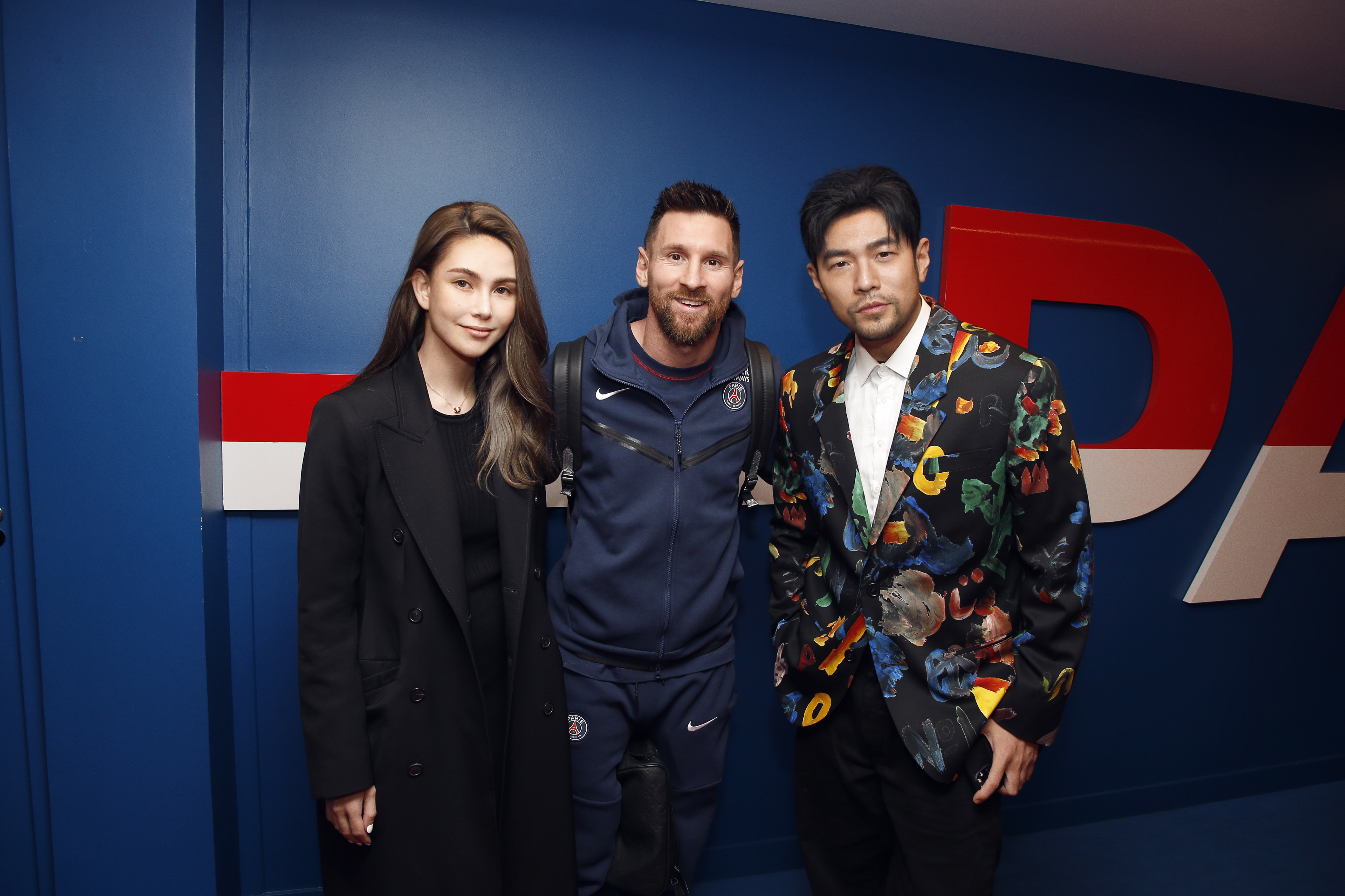 周杰倫與昆凌巴黎看秀前先看巴黎聖日耳曼球隊，與梅西開心合照。（Balenciaga、杰威爾音樂提供）