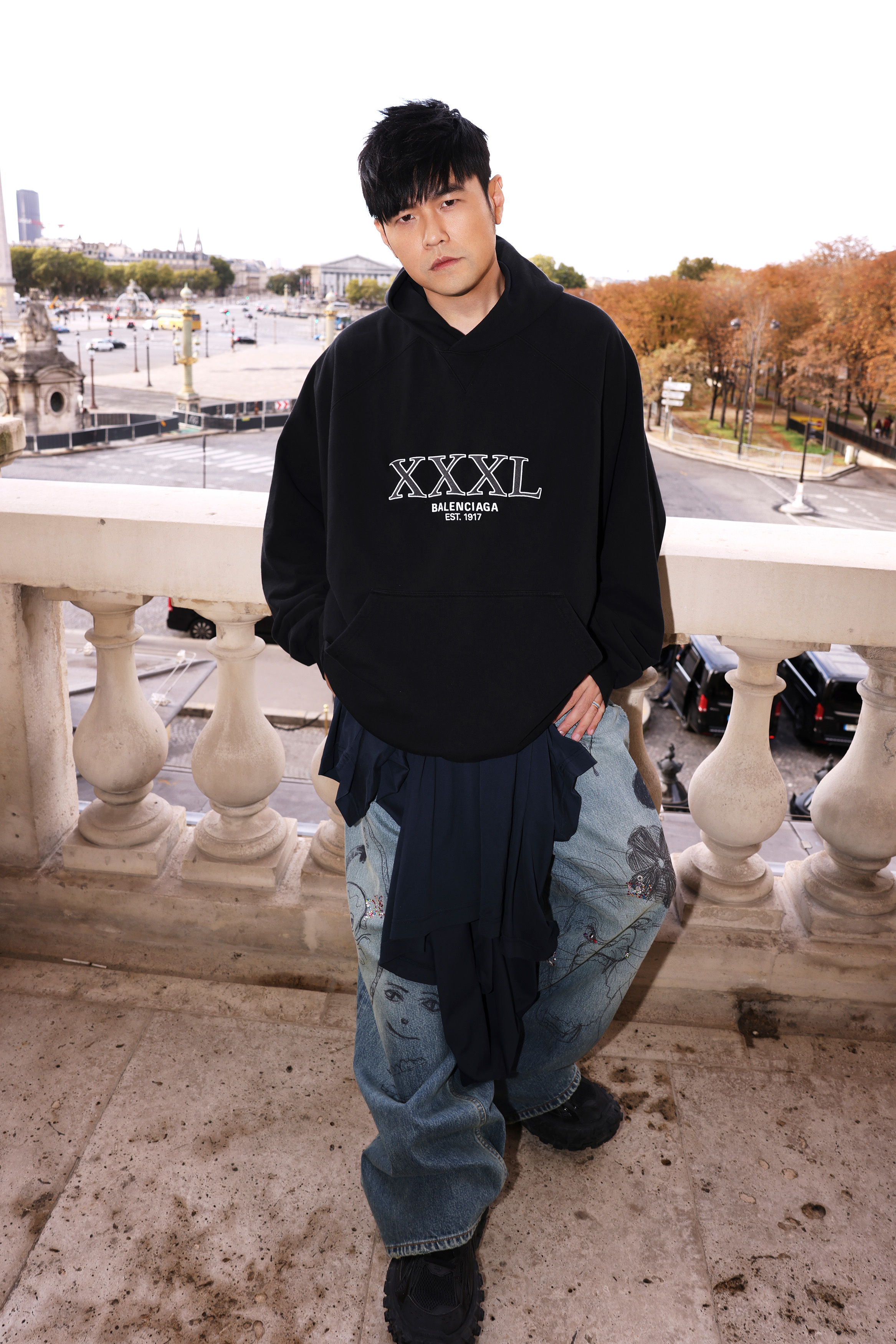 周杰倫應Balenciaga（巴黎世家）邀約，出席巴黎時裝週。（Balenciaga、杰威爾音樂提供）