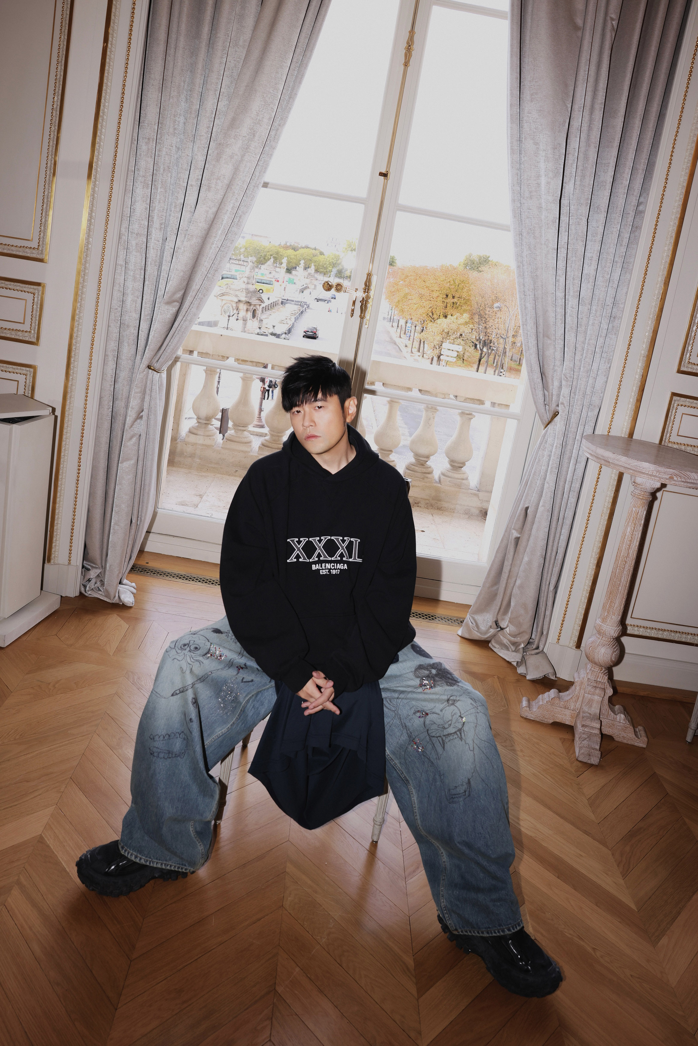 周杰倫穿著Balenciaga印有「XXXL」的寬鬆連帽衫，以詼諧態度秀出「穿衣尺碼」。（Balenciaga、杰威爾音樂提供）