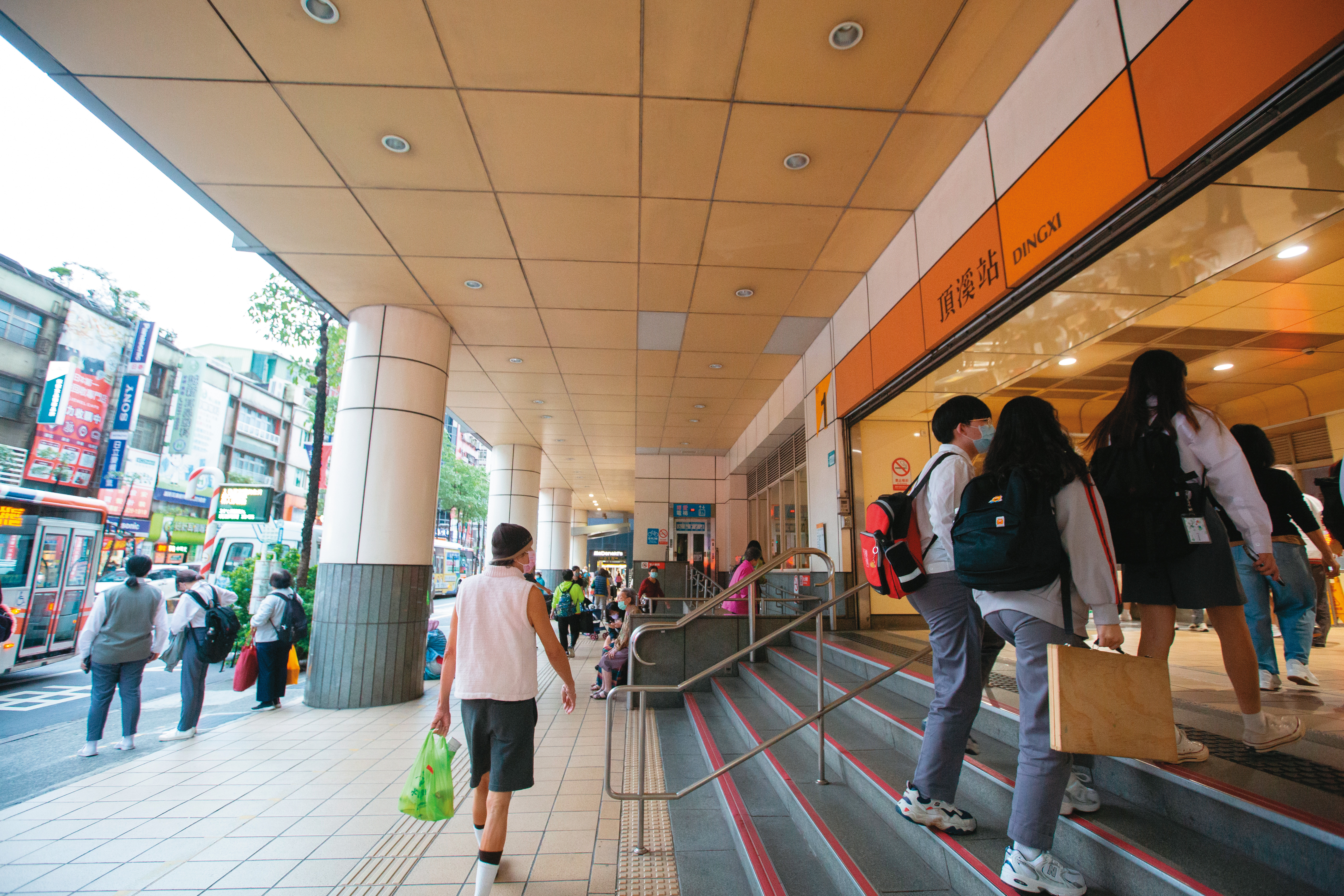 新北市的頂溪站，距北市僅一橋之隔，與鄰站古亭站的每坪價差高達34.3萬元。