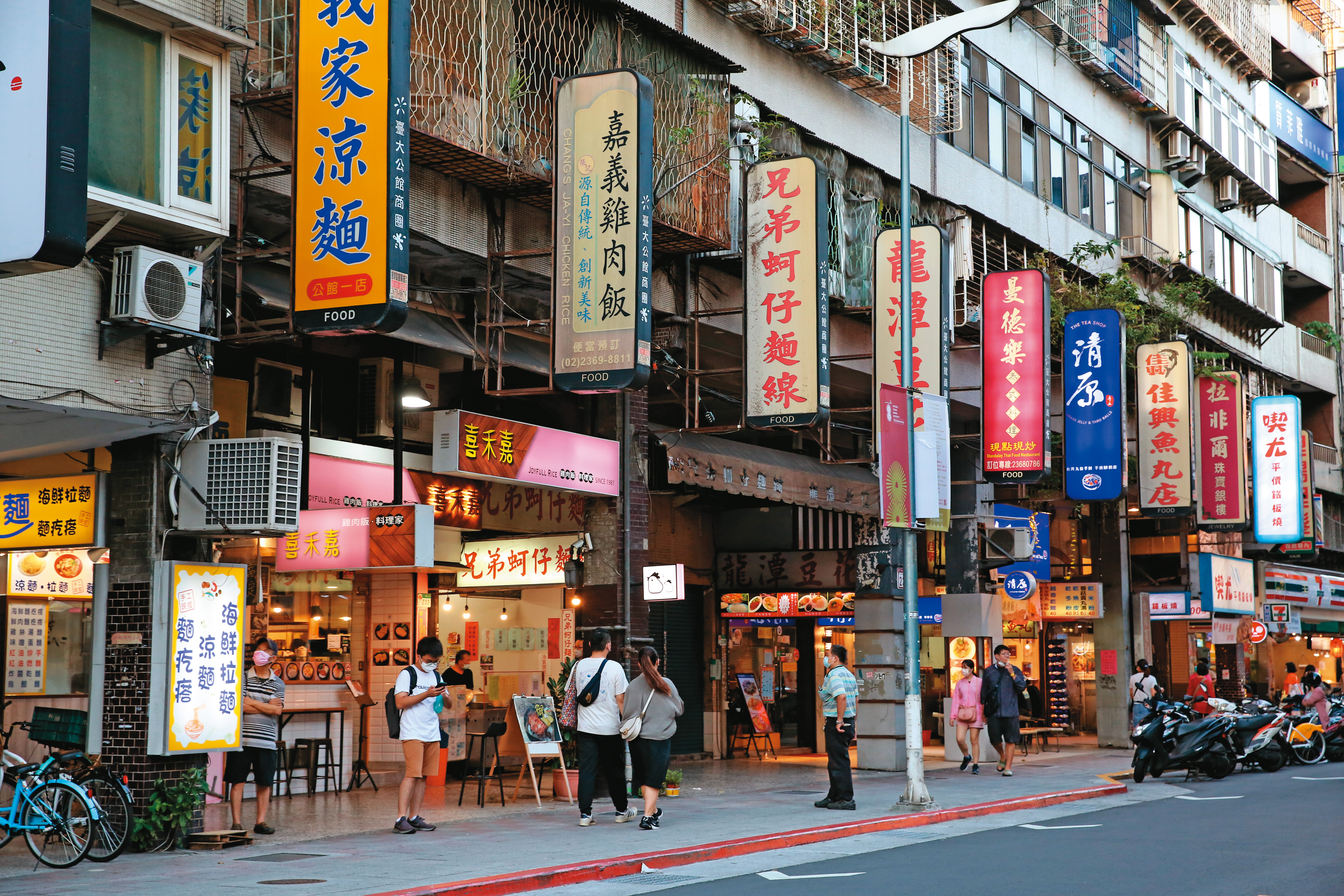 離開台北市大安區公館商圈，多坐一站進入文山區萬隆站，房價從9字頭降到6字頭。
