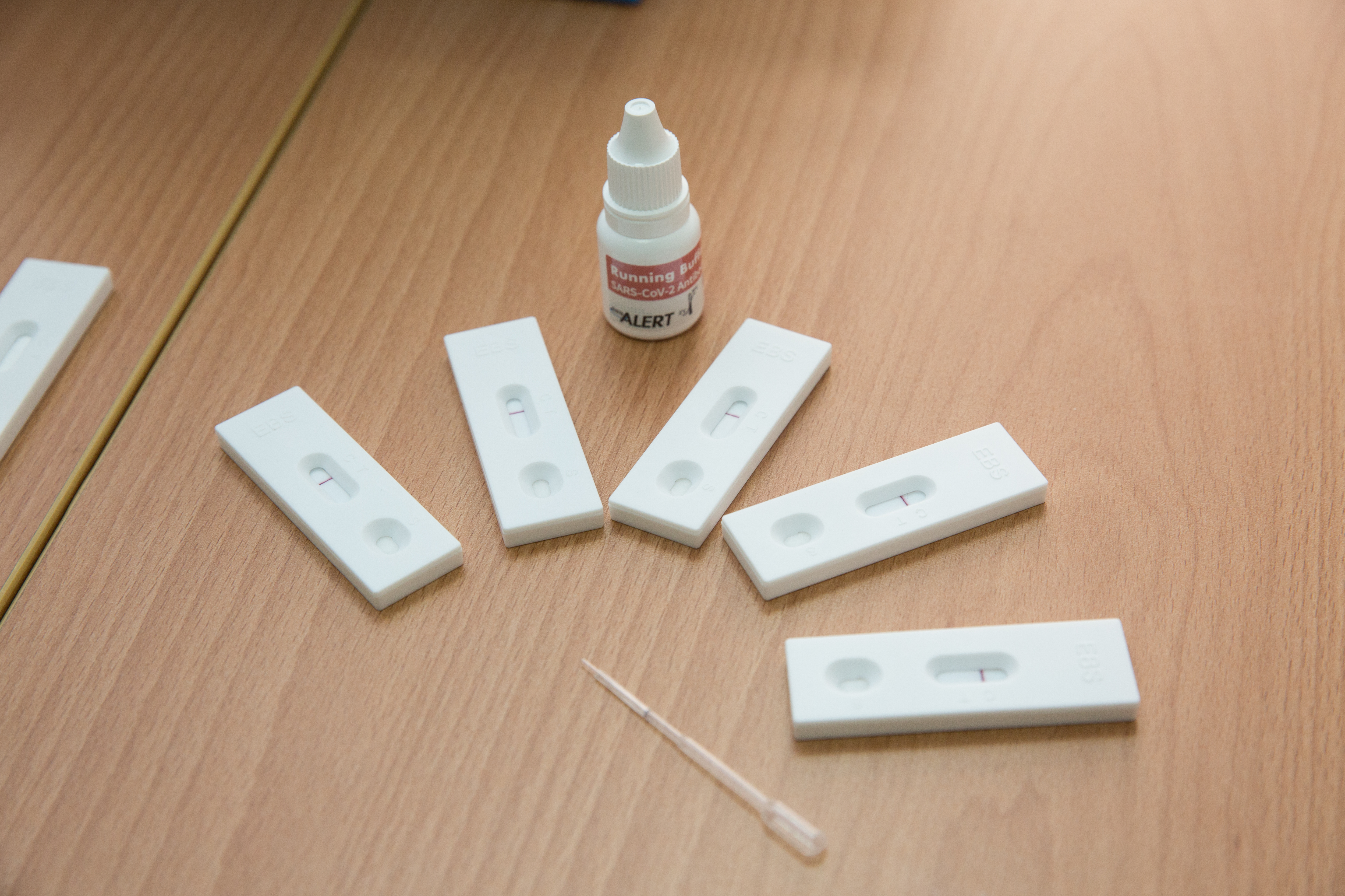 不少民眾出現發燒、全身痠痛等症狀卻快篩陰性，小兒科醫師出面解答。（示意圖，本刊資料照）