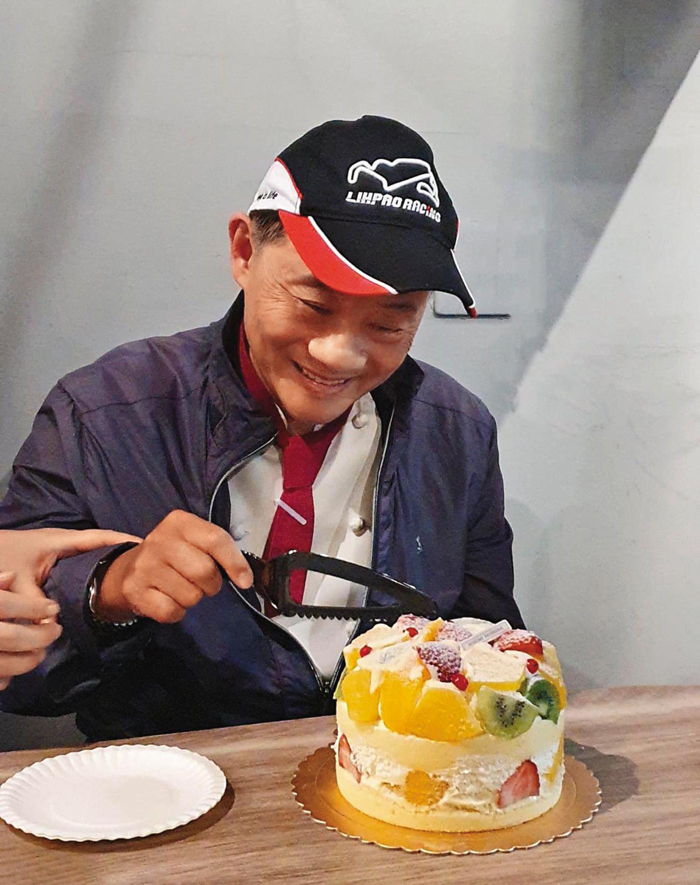 8月25日是阿基師的68歲生日,他在臉書上po出切蛋糕的慶生影片。(翻攝自基料理臉書)