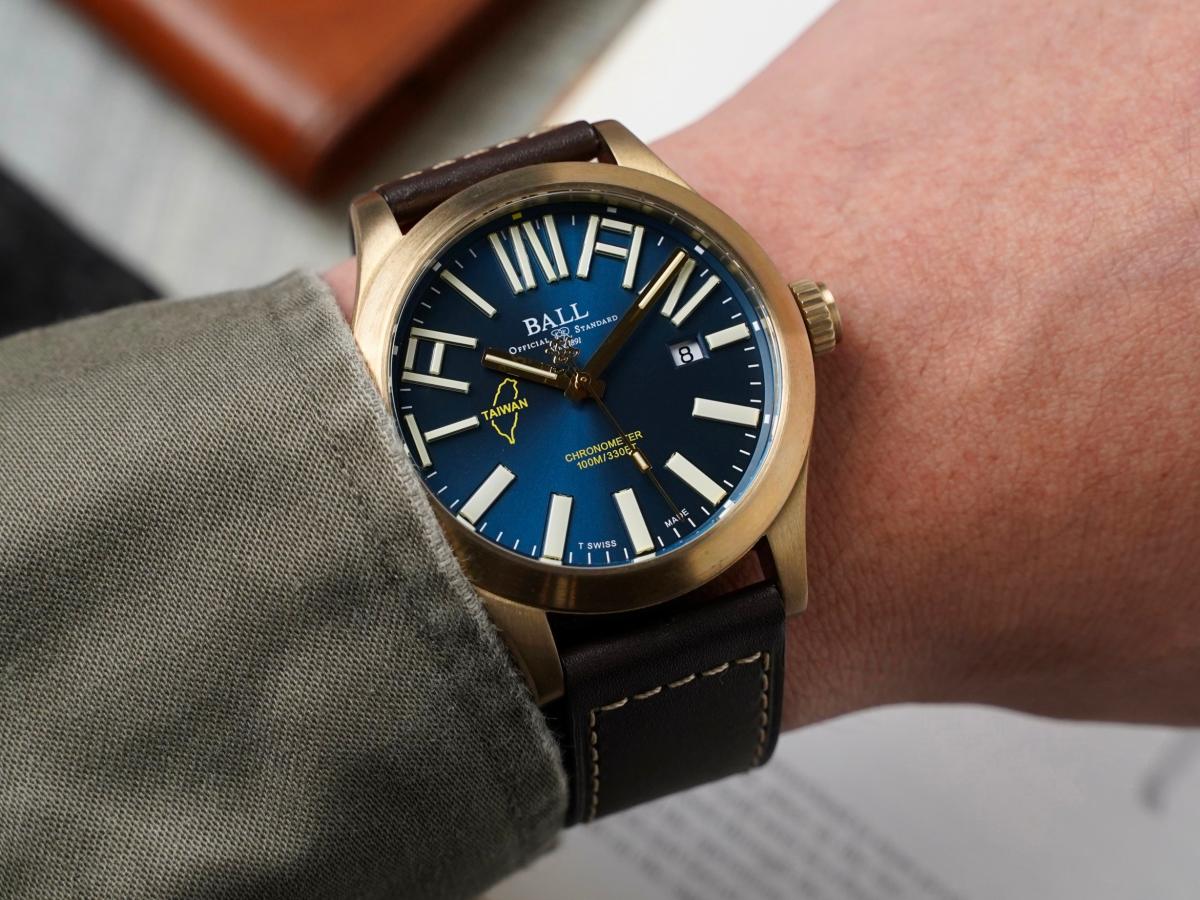 BALL Watch利用去年品牌慶祝130週年，以及台灣「騰雲號」火車運行130週年的特殊時刻，推出台灣「騰雲號」的合作企畫。有904L精鋼與青銅合金二種材質，藍面、黑面各限量130只。建議售價約NT$89,800。