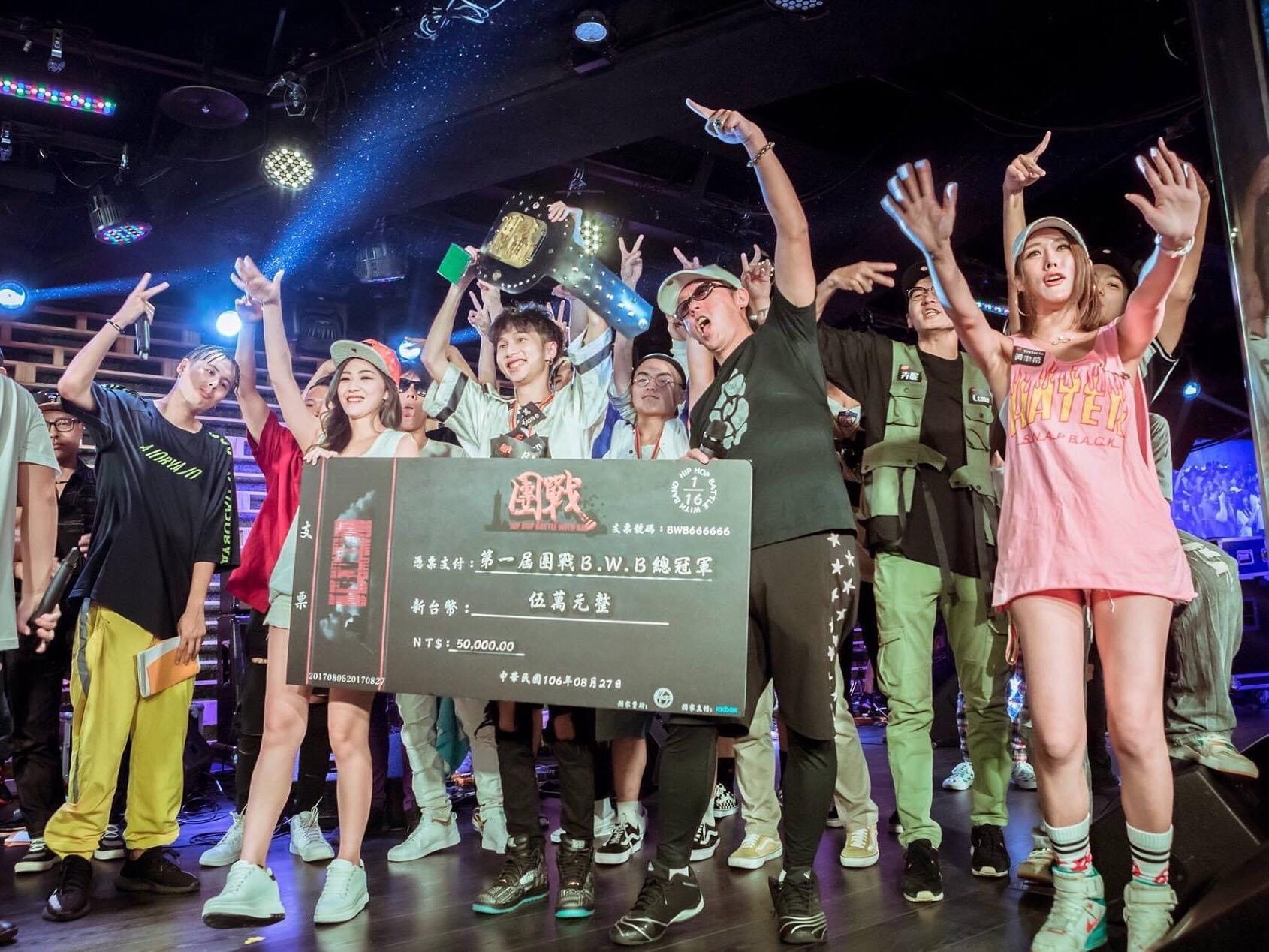 直播主YK參與《團戰B.W.B》獲得總冠軍。（中間身著灰衣高舉腰帶者）