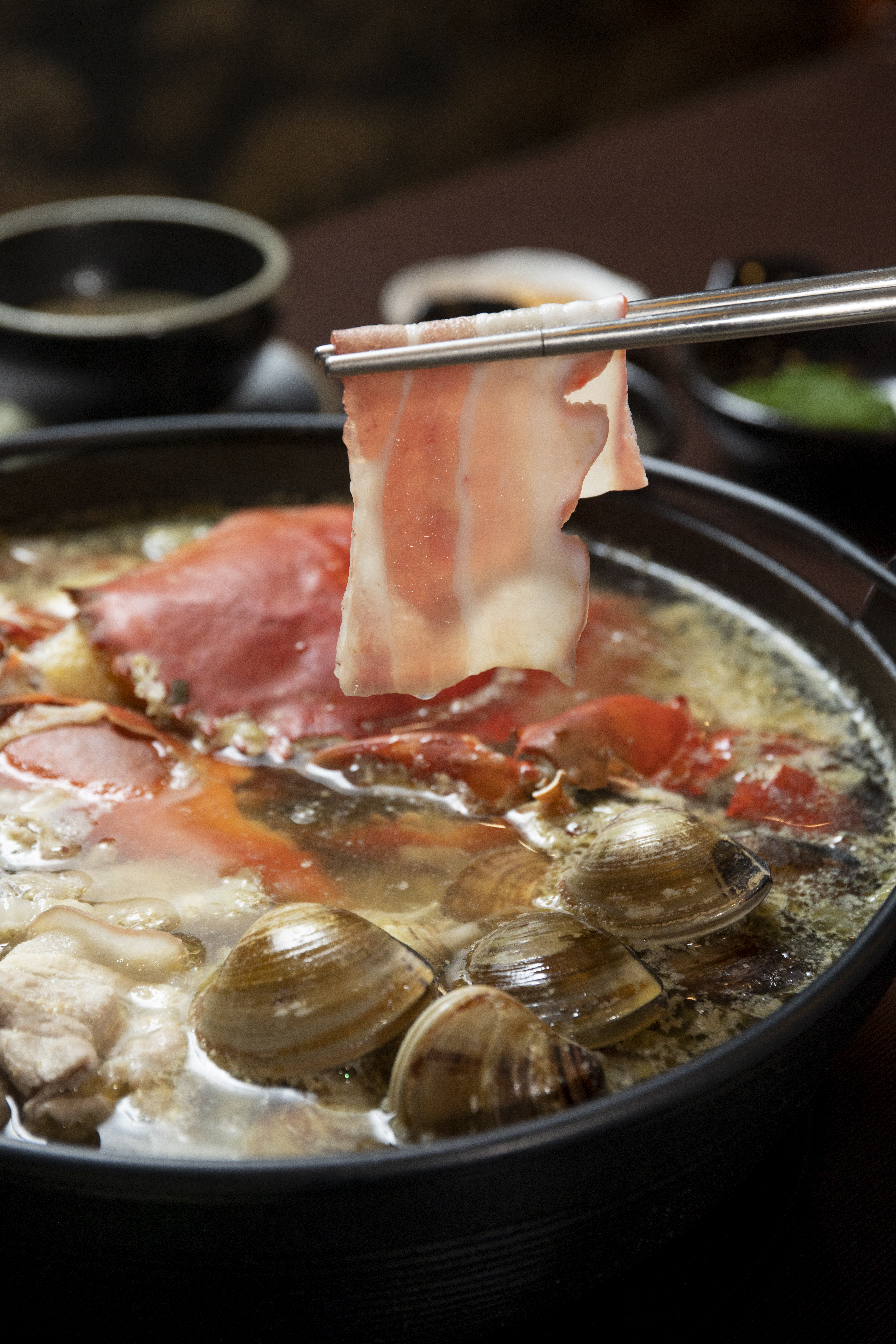 冬鄉小廚遼寧酸菜白肉鍋放入活蟹烹煮。（含開胃菜、主廚神祕好禮、副食、甜點，3880元／2人份）