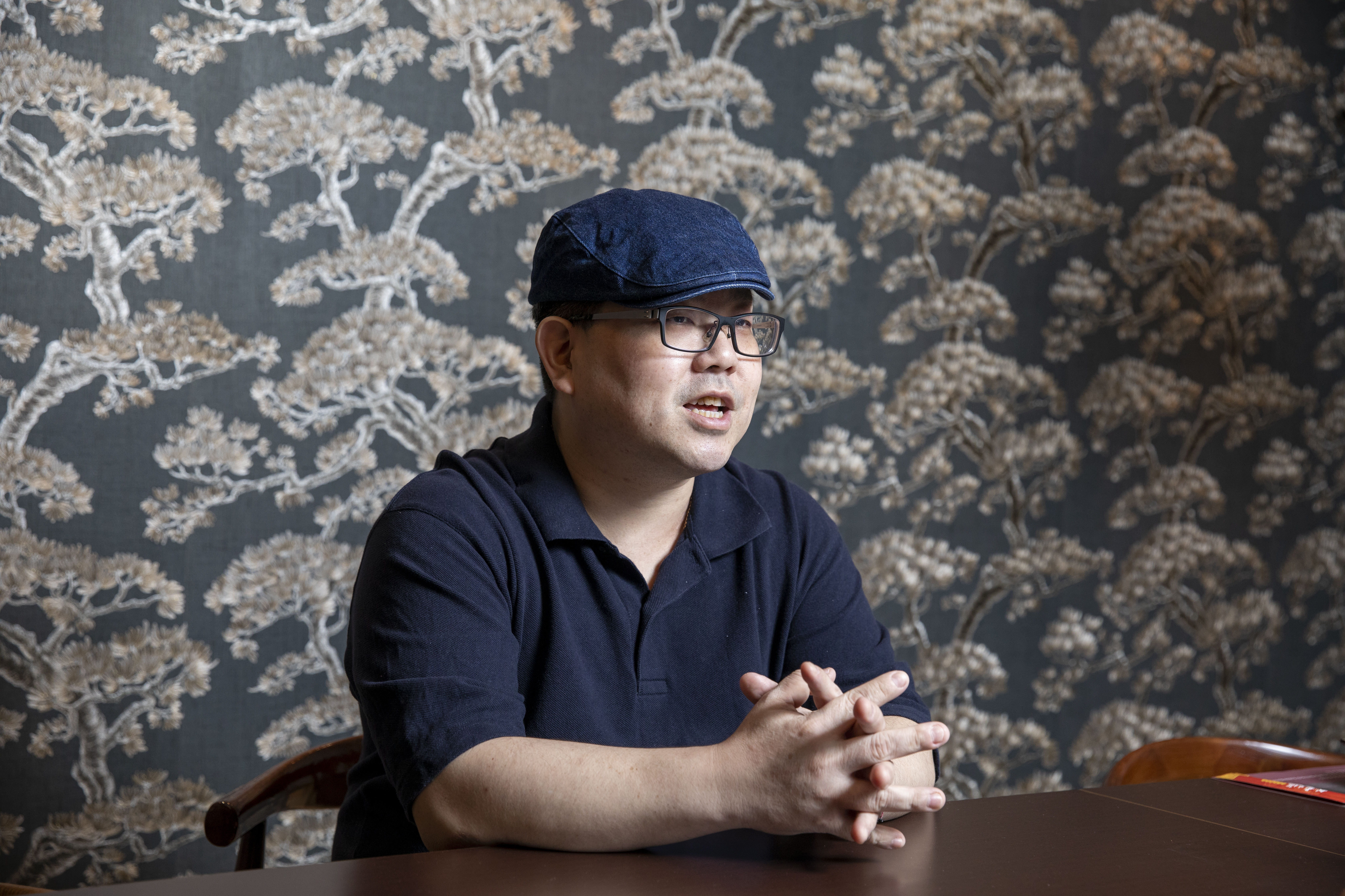 曾是羽球選手的白宇皓，接下父親開設的冬鄉小廚，以家傳三代醃漬酸白菜功夫，拿下高雄2021大港吃鍋冠軍鍋王。